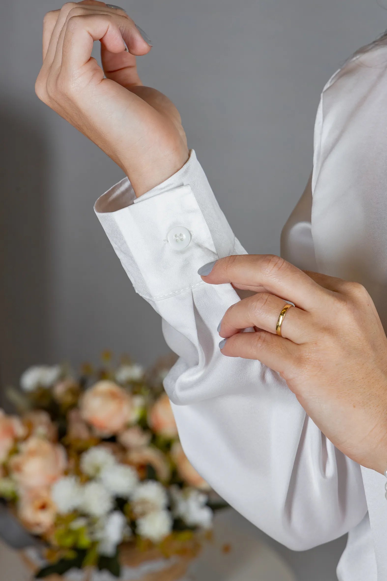 Blusa Manga Longa em Poli Silk com Broche Dourado Lara Branca