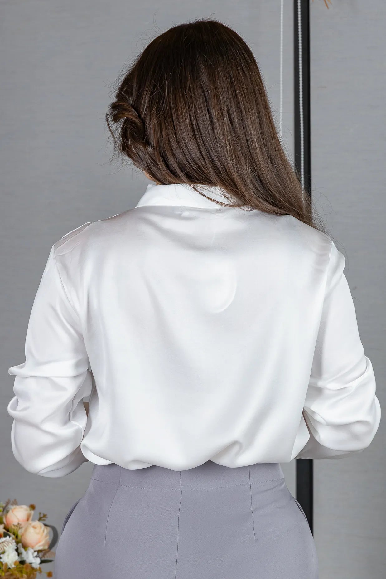 Blusa Manga Longa em Poli Silk com Broche Dourado Lara Branca