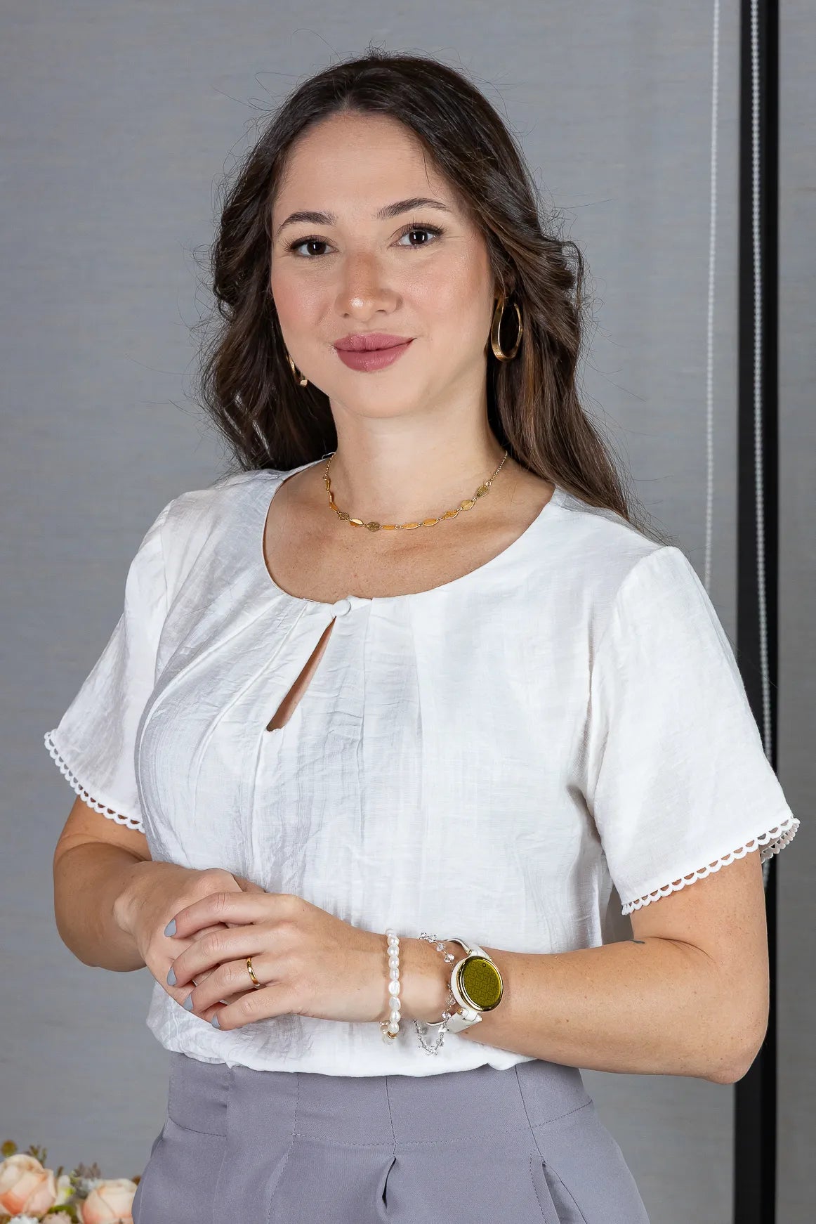 Blusa Manga Curta em Crepe Comfort Decote em Gota e Pregas Mariele Branca