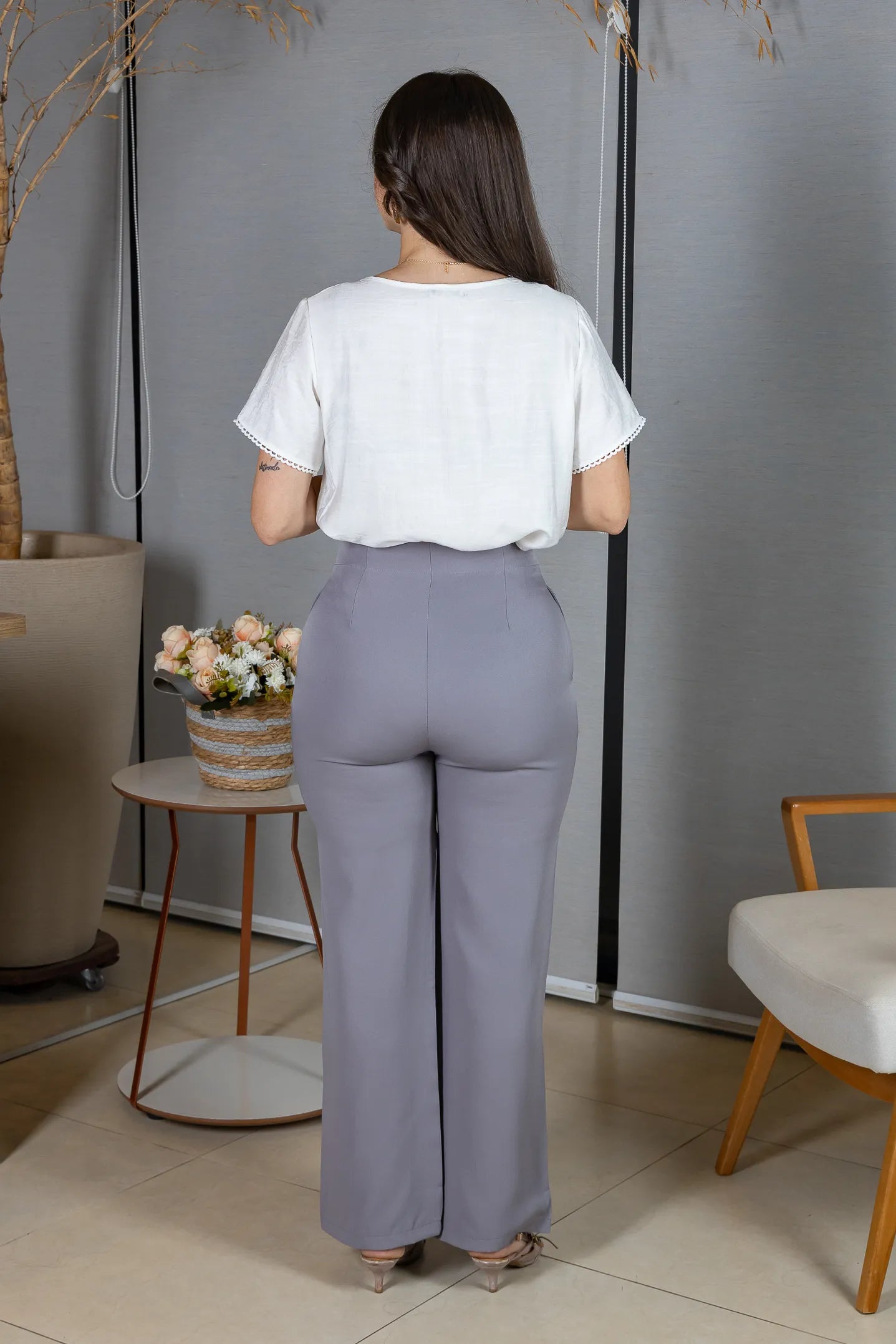 Blusa Manga Curta em Crepe Comfort Decote em Gota e Pregas Mariele Branca