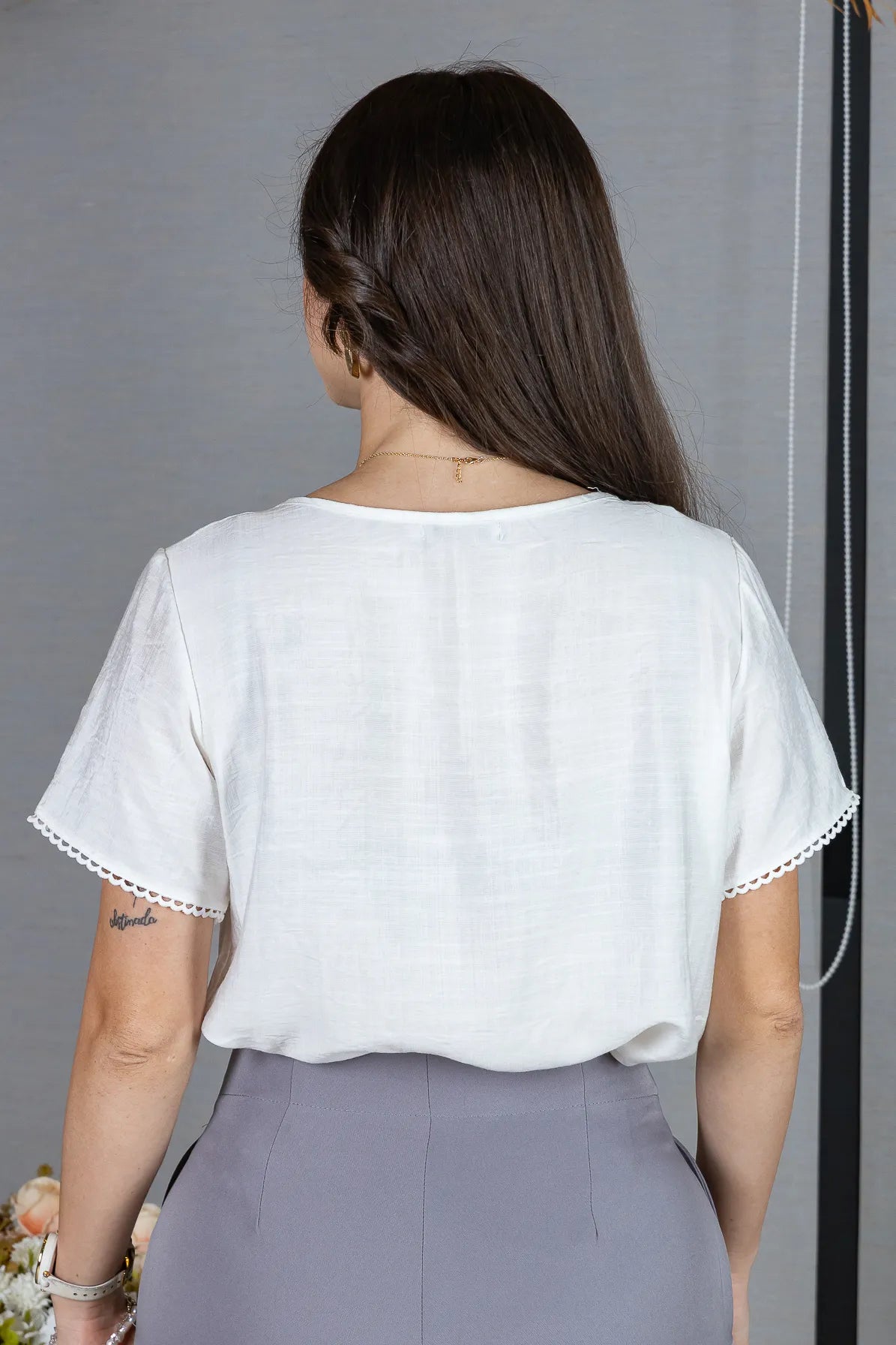 Blusa Manga Curta em Crepe Comfort Decote em Gota e Pregas Mariele Branca