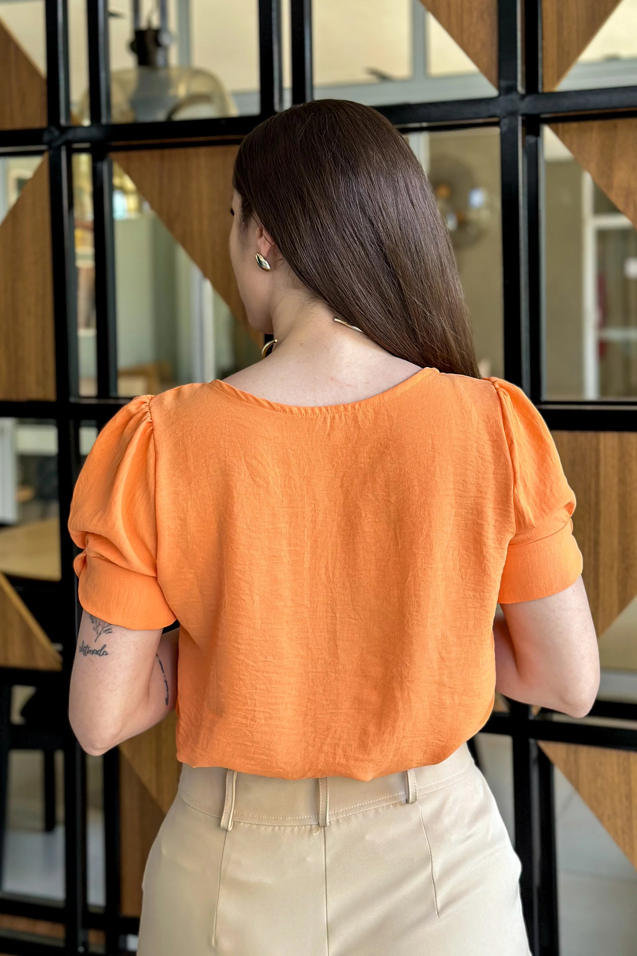 Blusa Manga Curta Pregas Colo Helô Laranja
