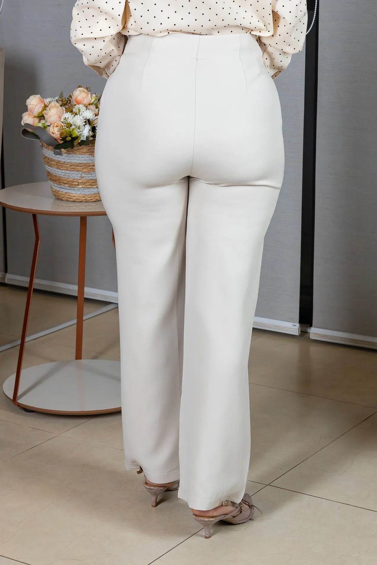 Calça Corte Reto em Alfaiataria com Detalhe em Pregas Selena Creme