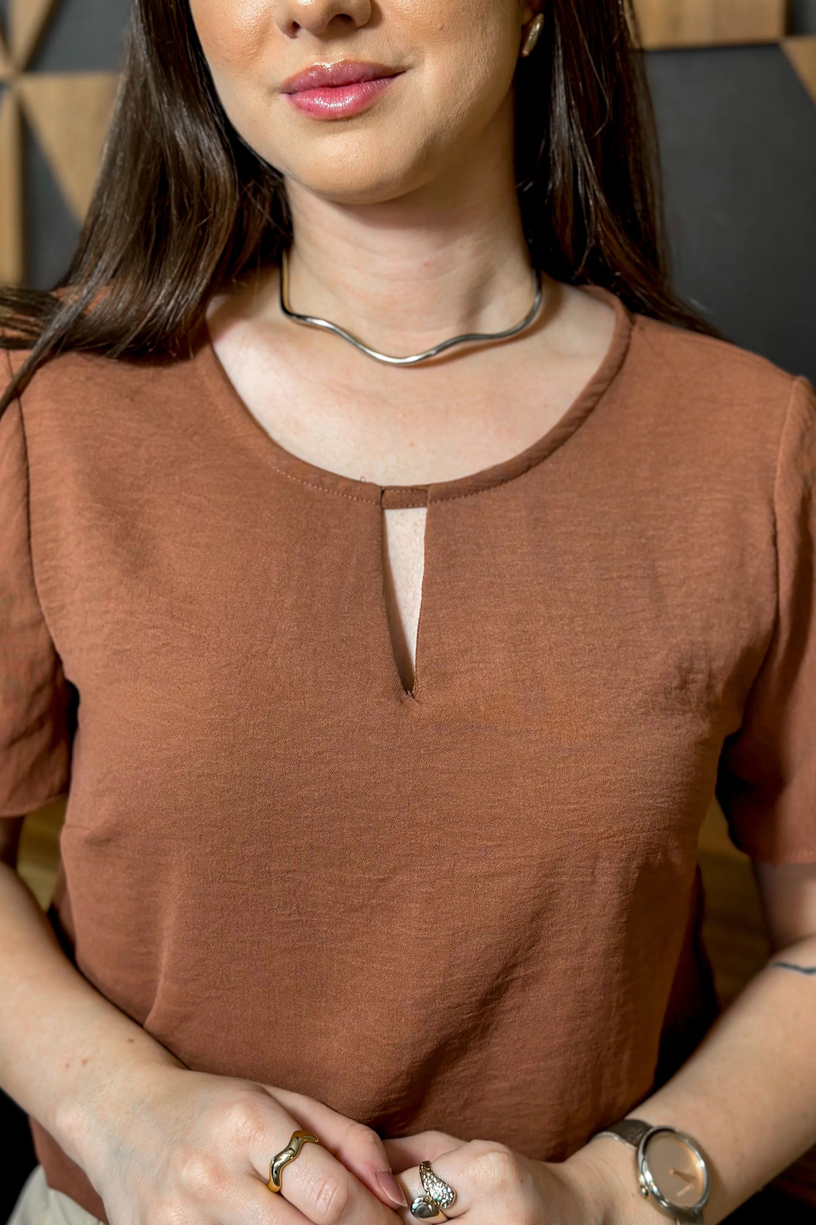 Blusa Manga Curta Decote Choker Silvana Marrom