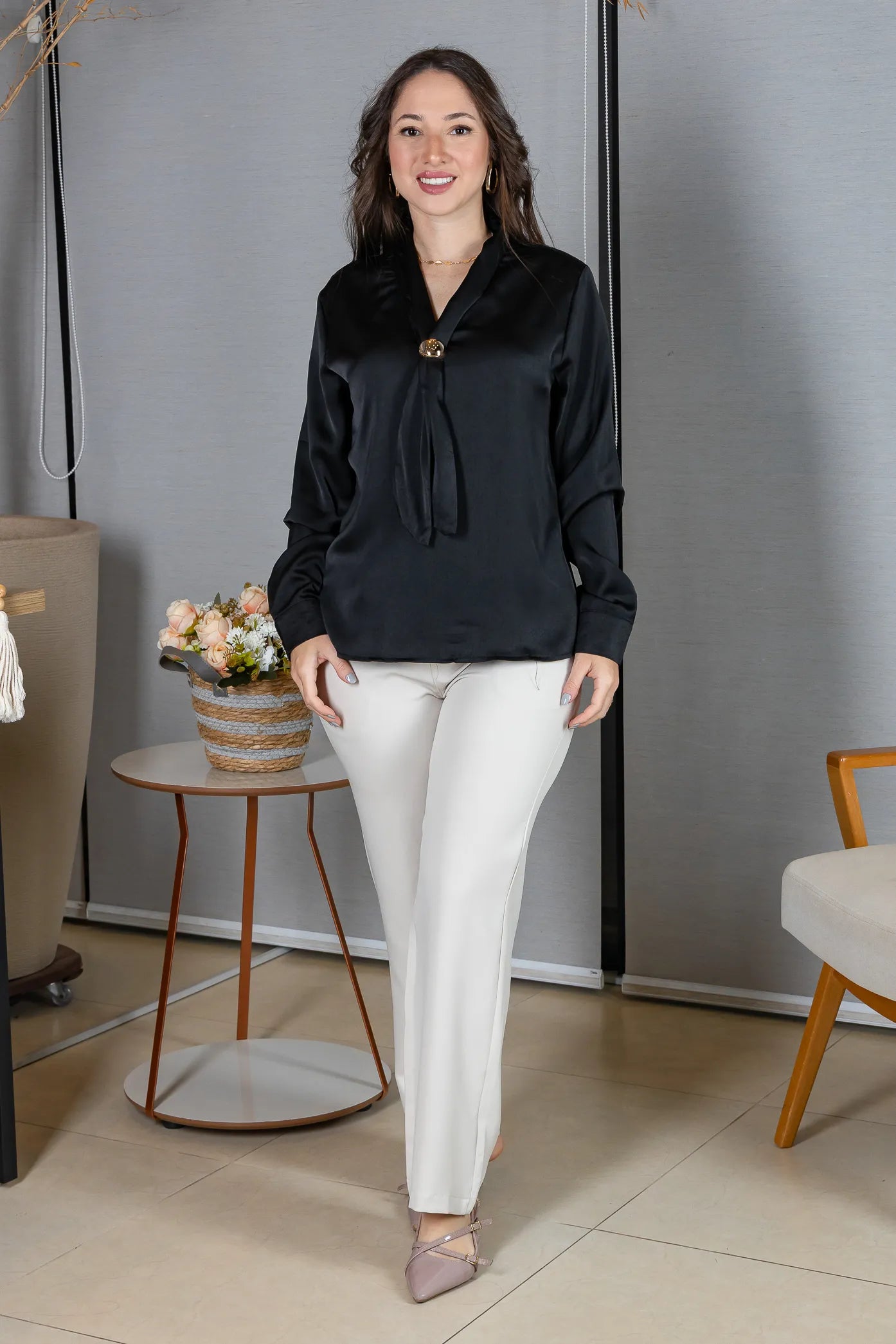 Blusa Manga Longa em Poli Silk com Broche Dourado Lara Preta