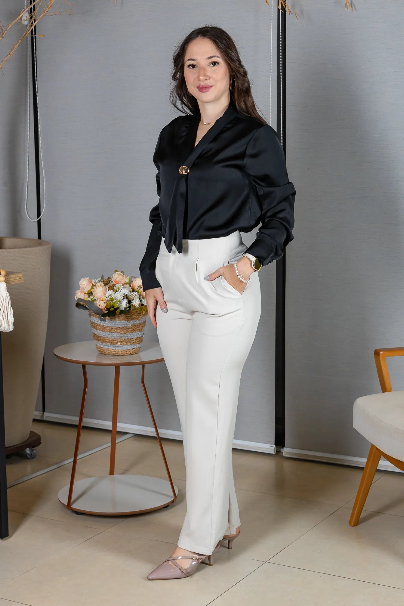 Blusa Manga Longa em Poli Silk com Broche Dourado Lara Preta