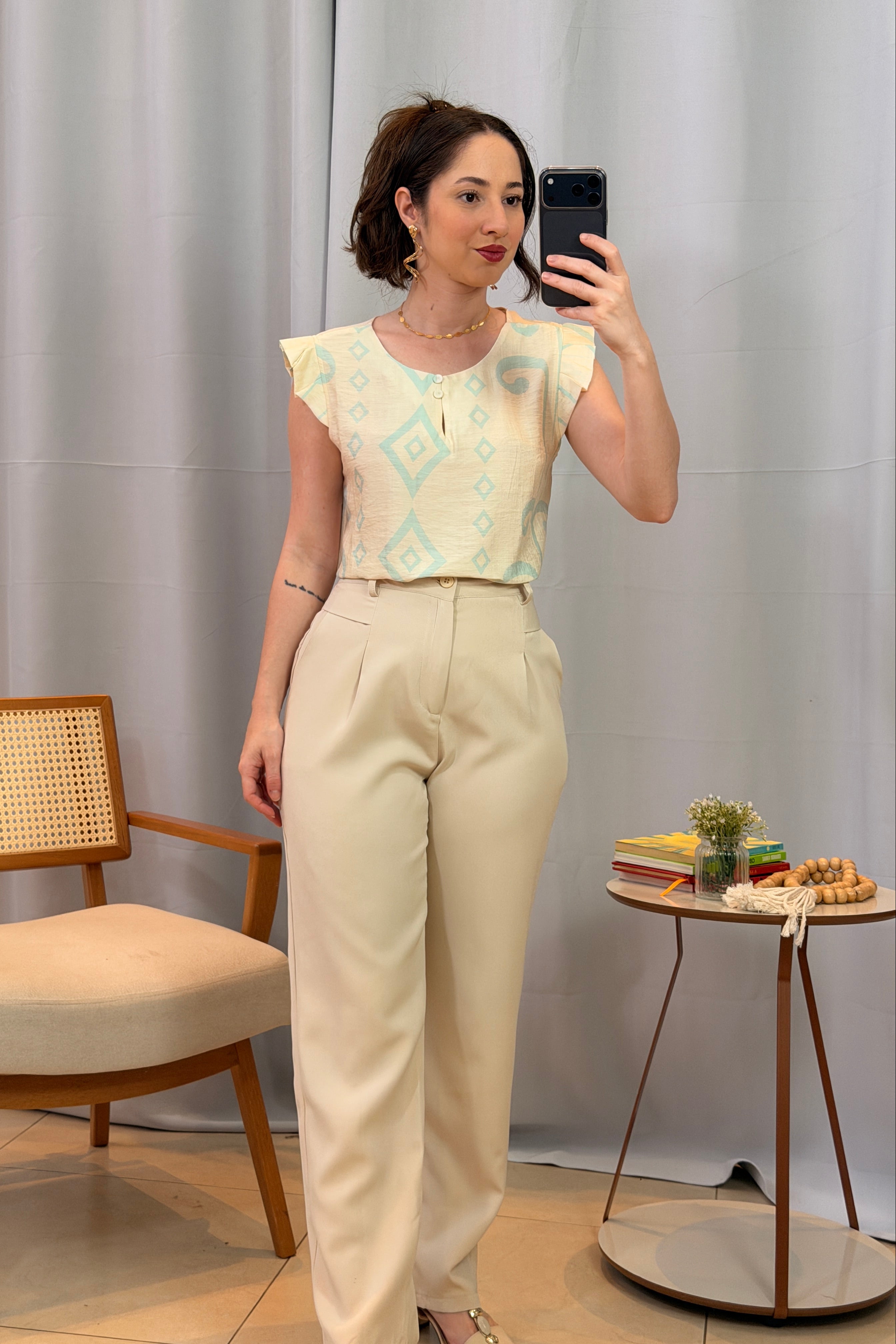 Conjunto: Blusa Regata Babados Sheila Visco Brise Estampada Azul Claro + Calça Corte Reto Alfaiataria Detalhe Bolso Adriana Esteves Creme