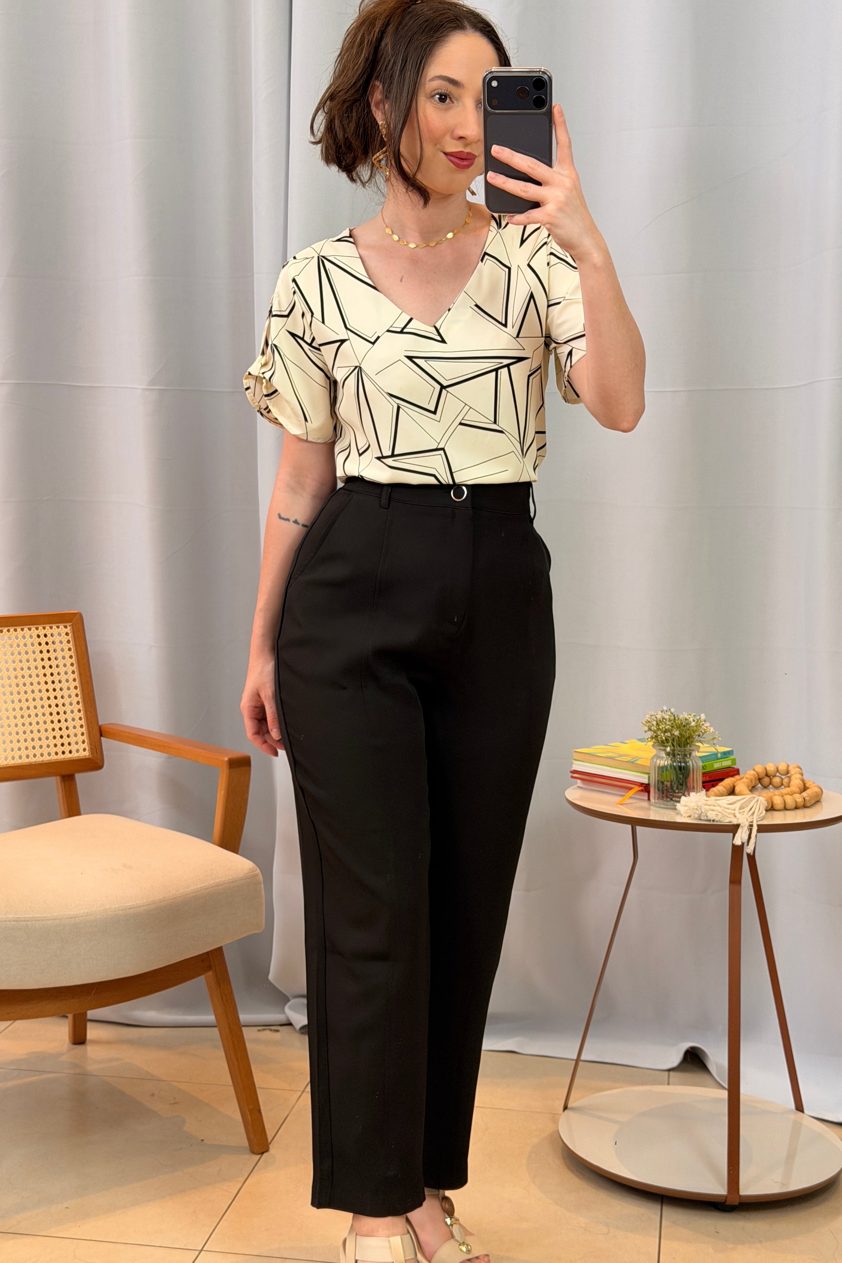 Conjunto: Blusa Manga Curta Decote "V" Crepe Classic Margot Estampada Creme + Calça Corte Reto Detalhe Friso Crepe Milano Eliana Bezerra Preta