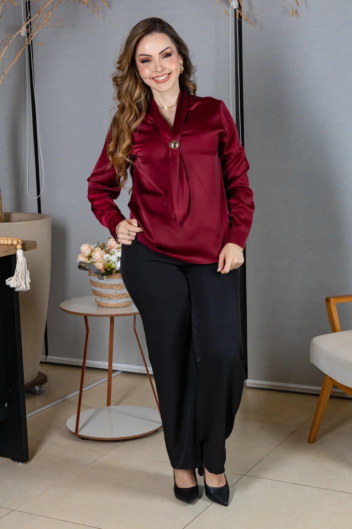 Blusa Manga Longa em Poli Silk com Broche Dourado Lara Bordô