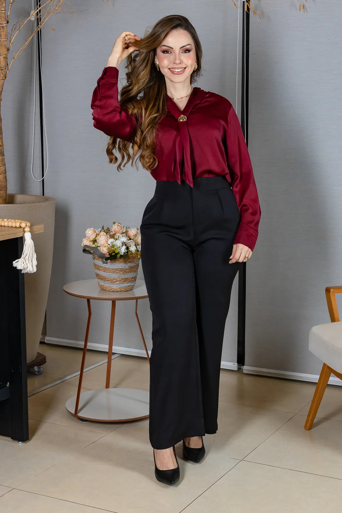 Blusa Manga Longa em Poli Silk com Broche Dourado Lara Bordô
