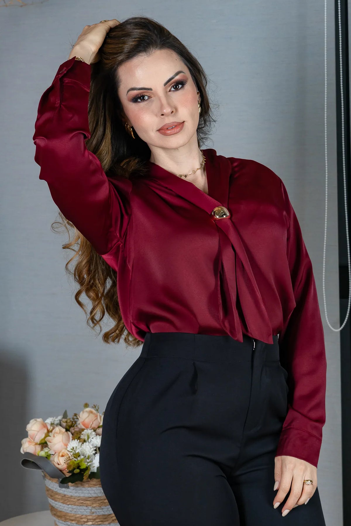 Blusa Manga Longa em Poli Silk com Broche Dourado Lara Bordô