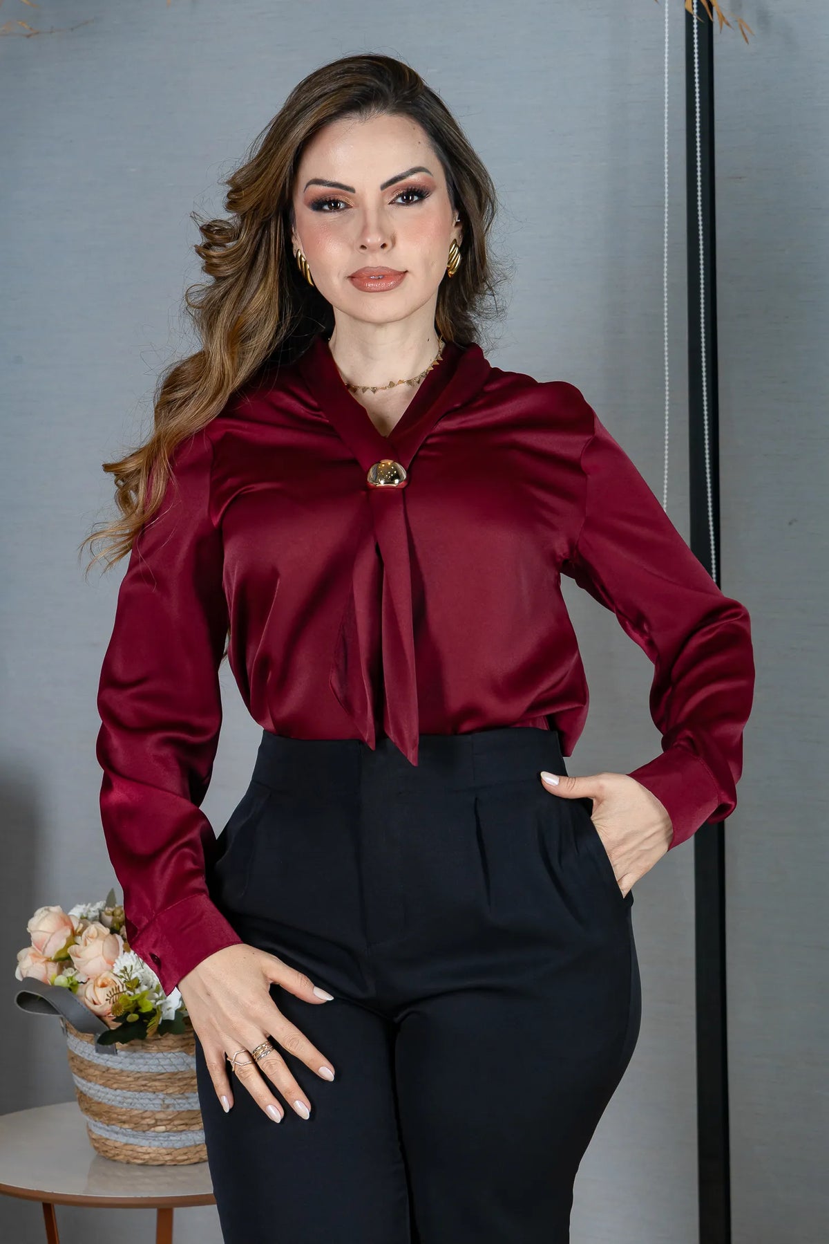 Blusa Manga Longa em Poli Silk com Broche Dourado Lara Bordô