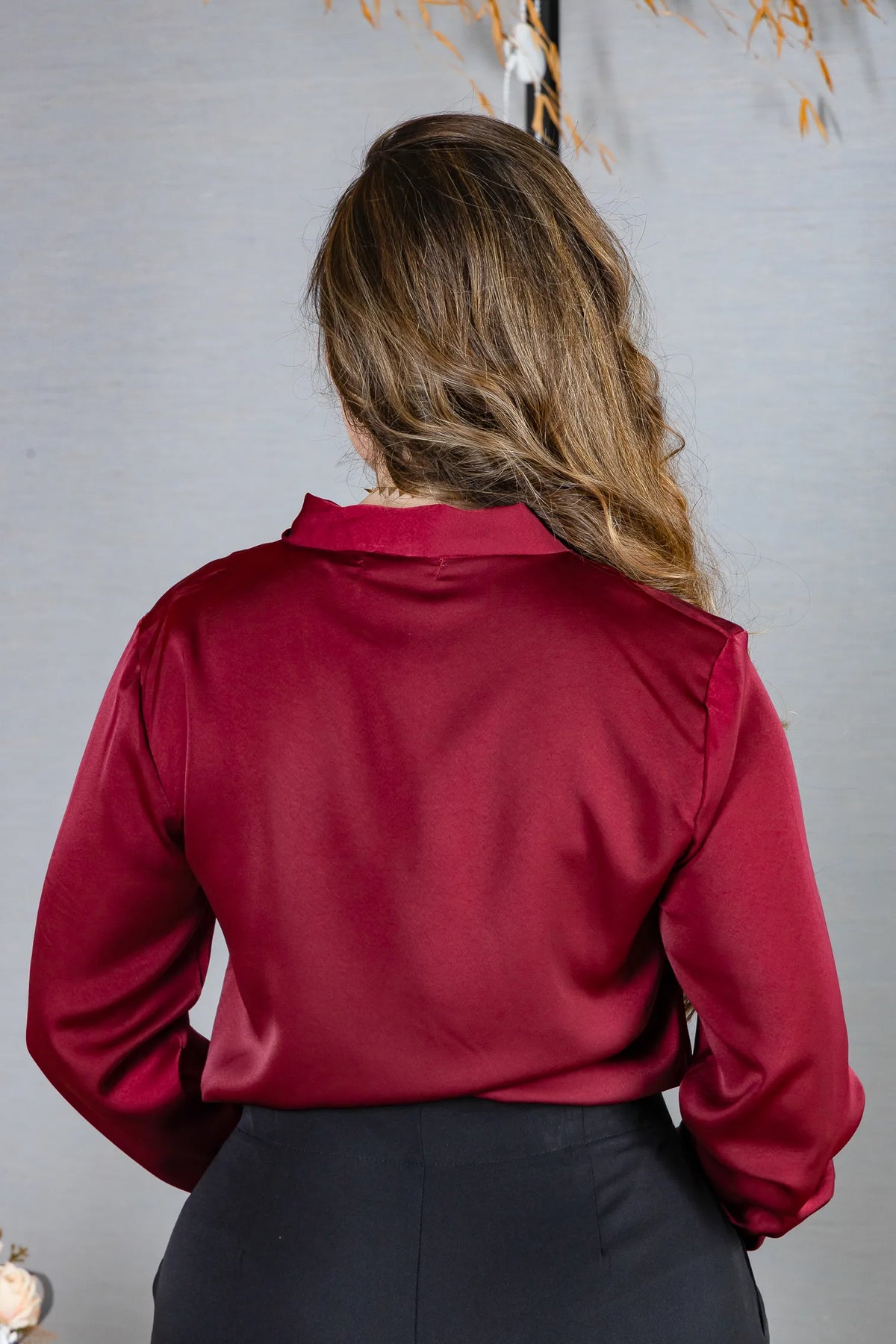 Blusa Manga Longa em Poli Silk com Broche Dourado Lara Bordô