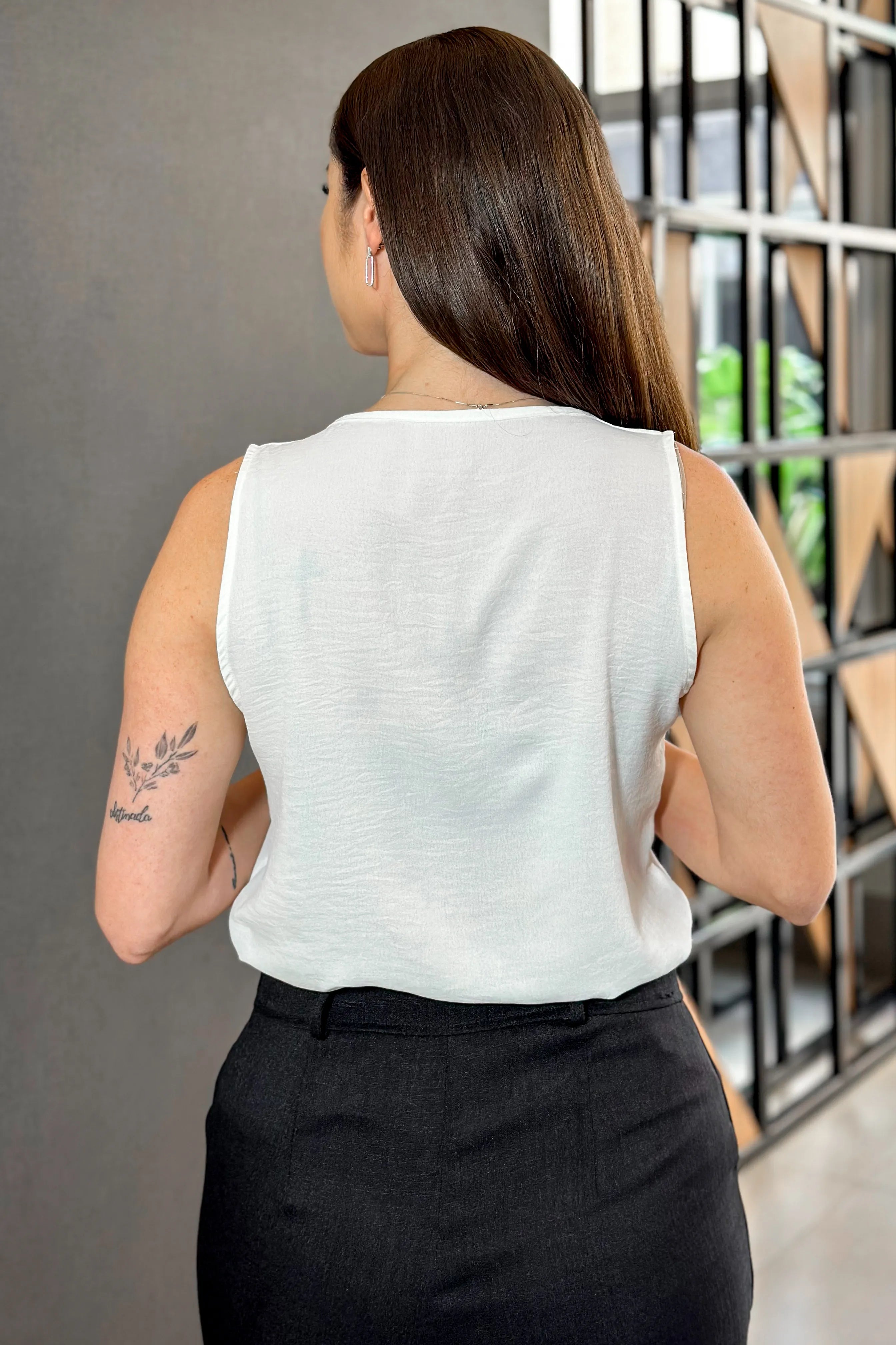 Blusa Regata Decote "V" Yasmin Branca