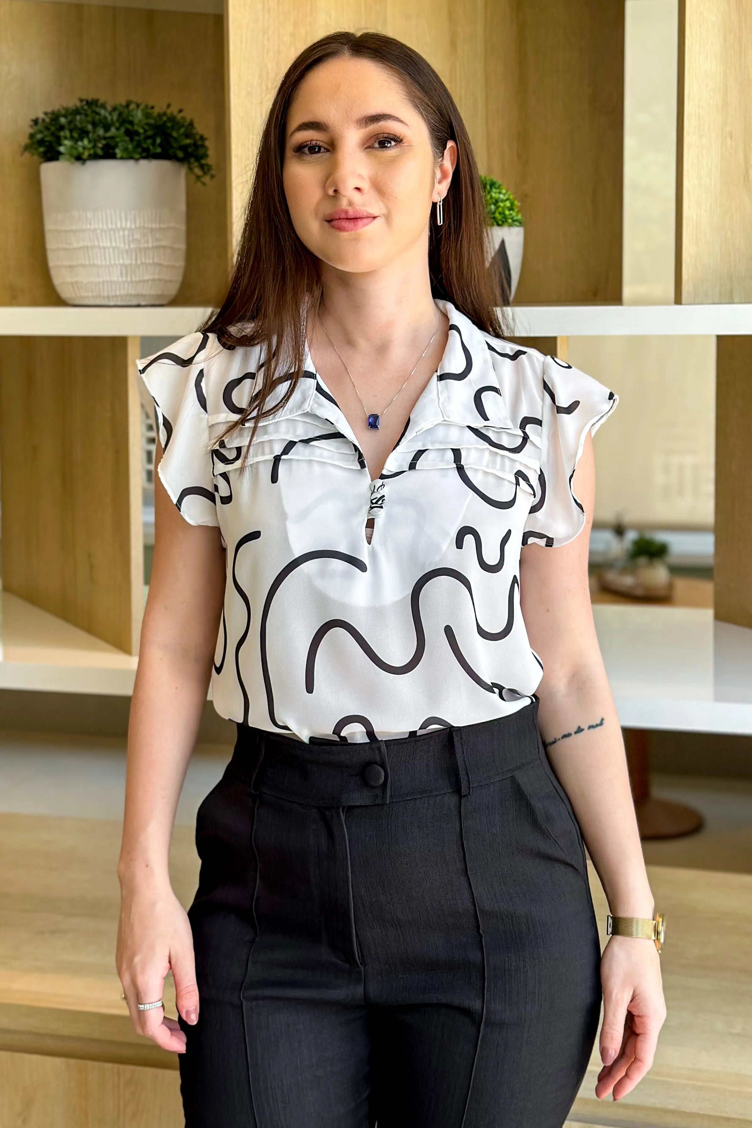 Blusa Versátil Manga Curta Detalhe Gola Adele Estampada Off White - imporium