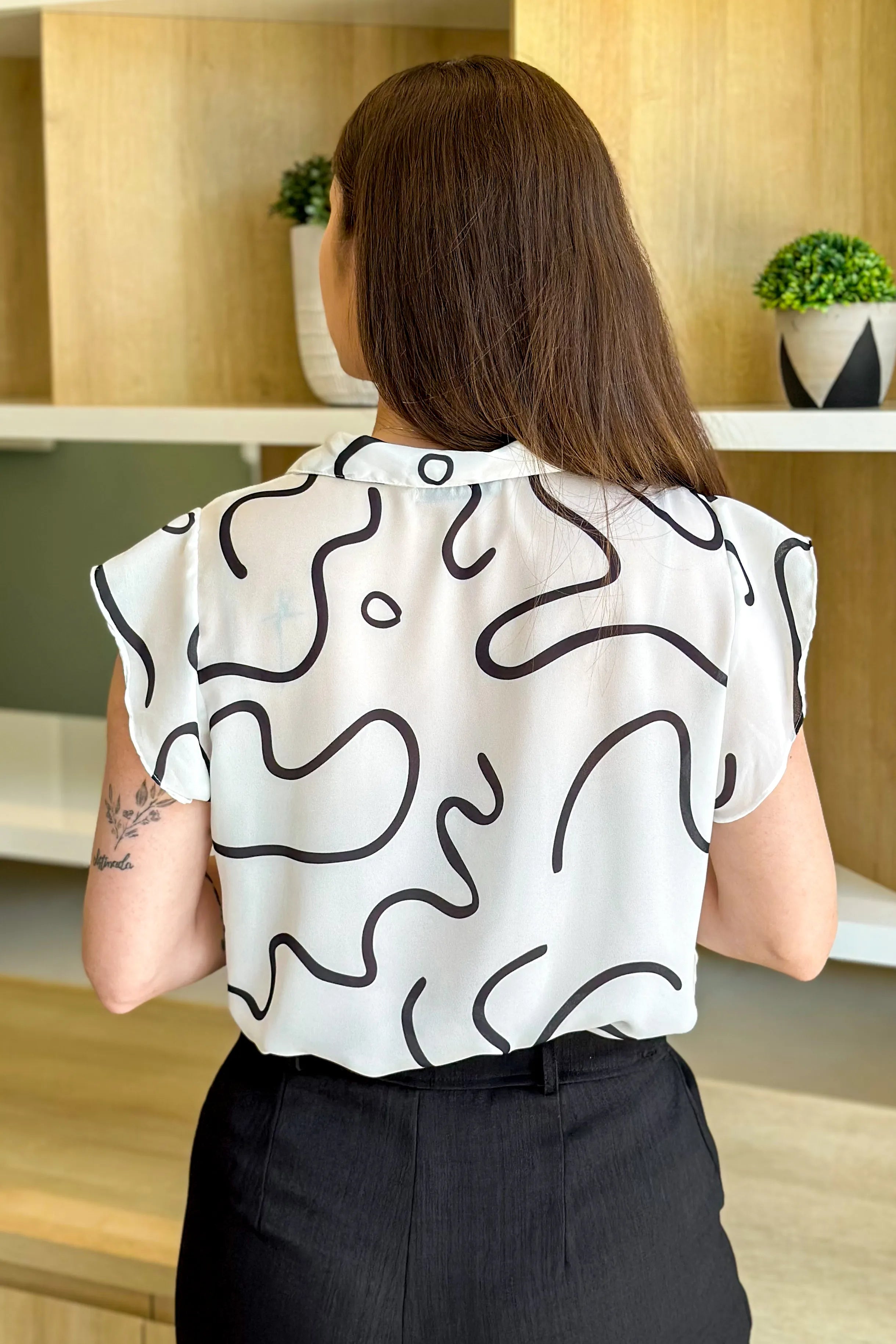 Blusa Versátil Manga Curta Detalhe Gola Adele Estampada Off White - imporium