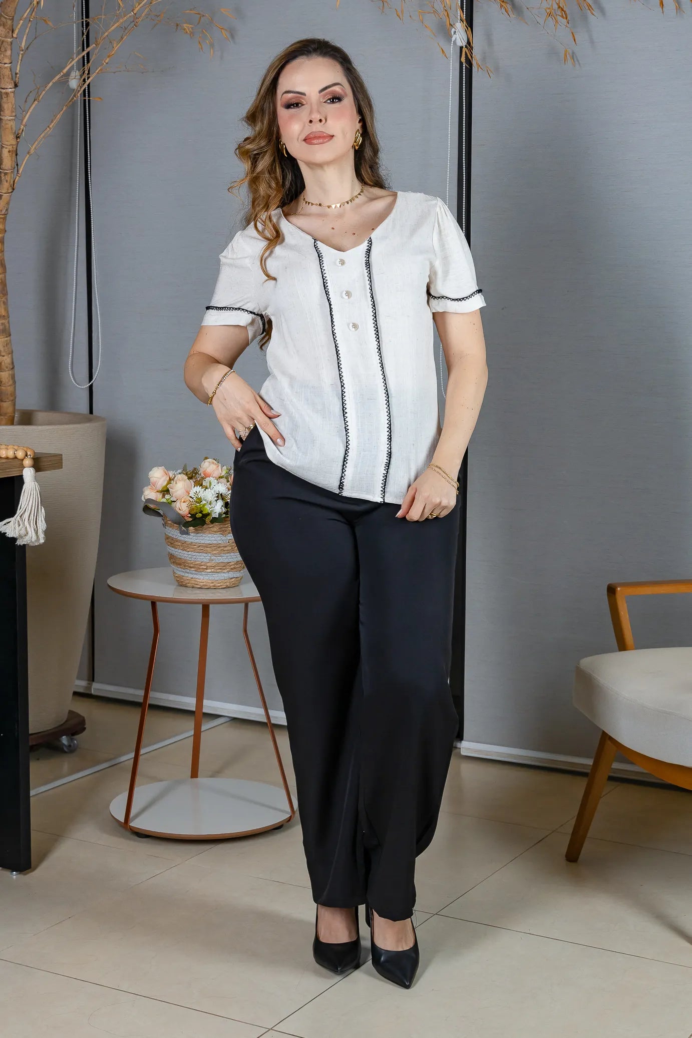 Blusa Manga Curta Visco-Linho Decote em "V" com Botões e Ponto Contrastante Maxine Off White