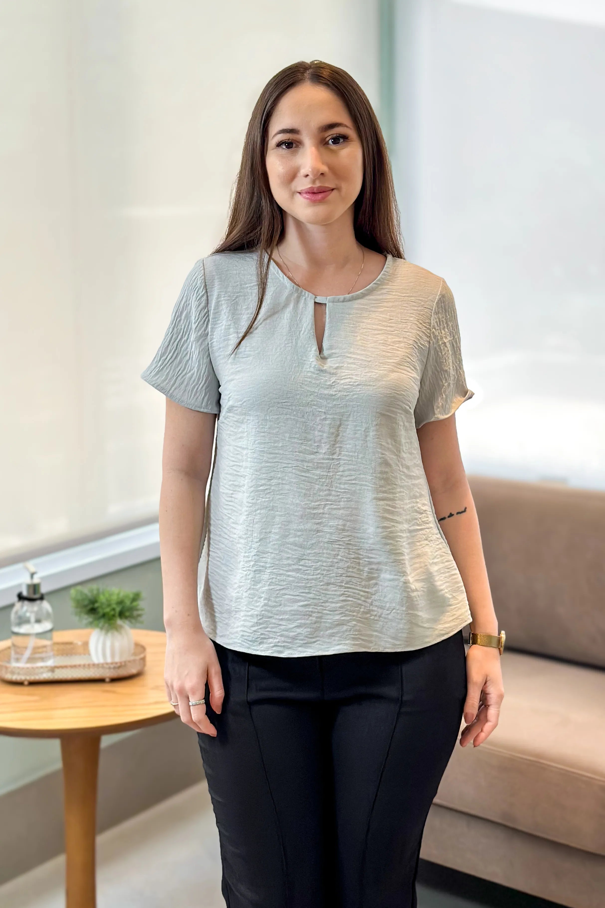 Blusa Manga Curta Decote Choker Silvana Cinza