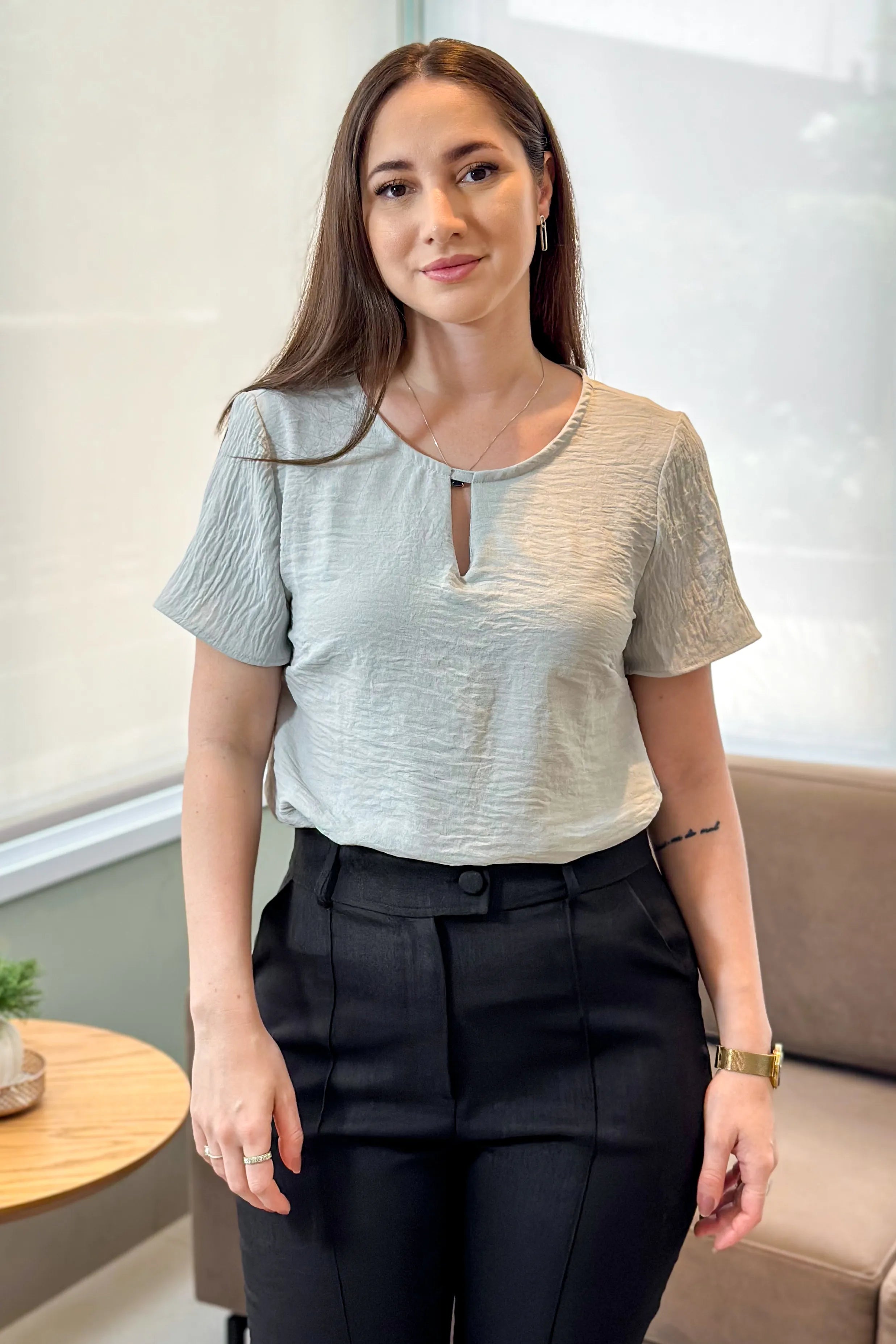 Blusa Manga Curta Decote Choker Silvana Cinza