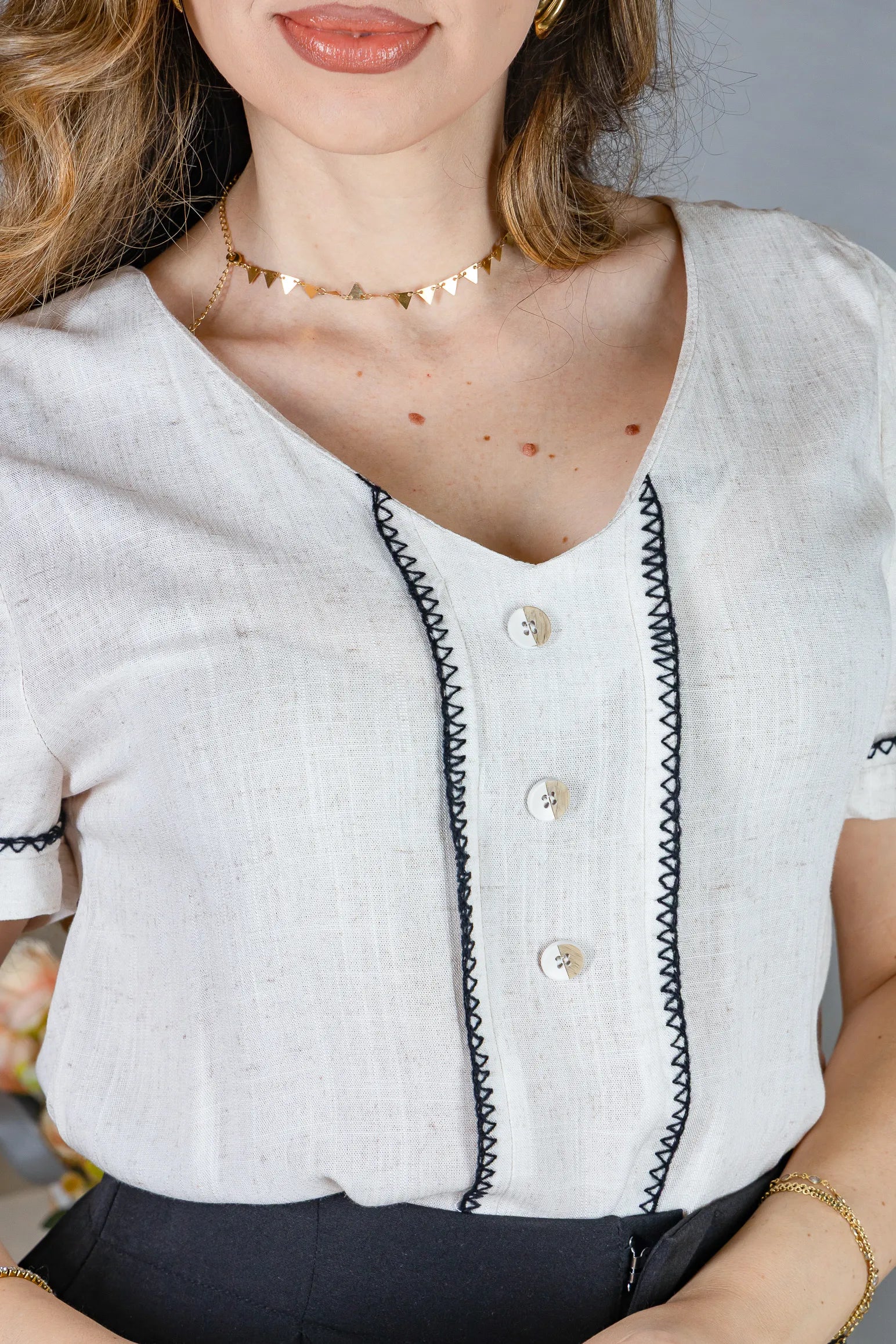 Blusa Manga Curta Visco-Linho Decote em "V" com Botões e Ponto Contrastante Maxine Off White