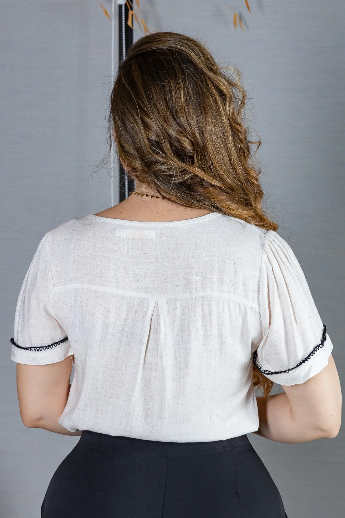 Blusa Manga Curta Visco-Linho Decote em "V" com Botões e Ponto Contrastante Maxine Off White