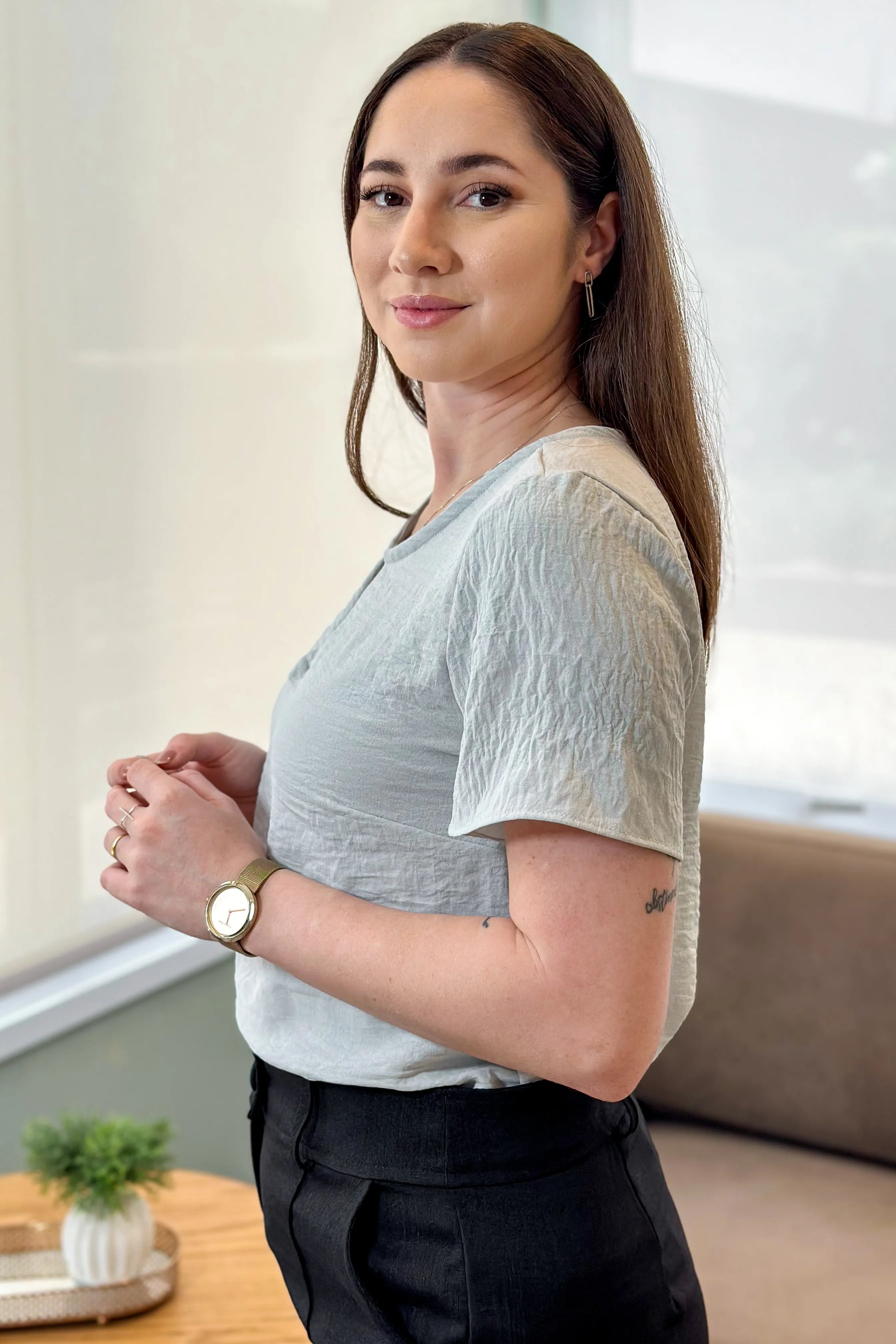 Blusa Manga Curta Decote Choker Silvana Cinza