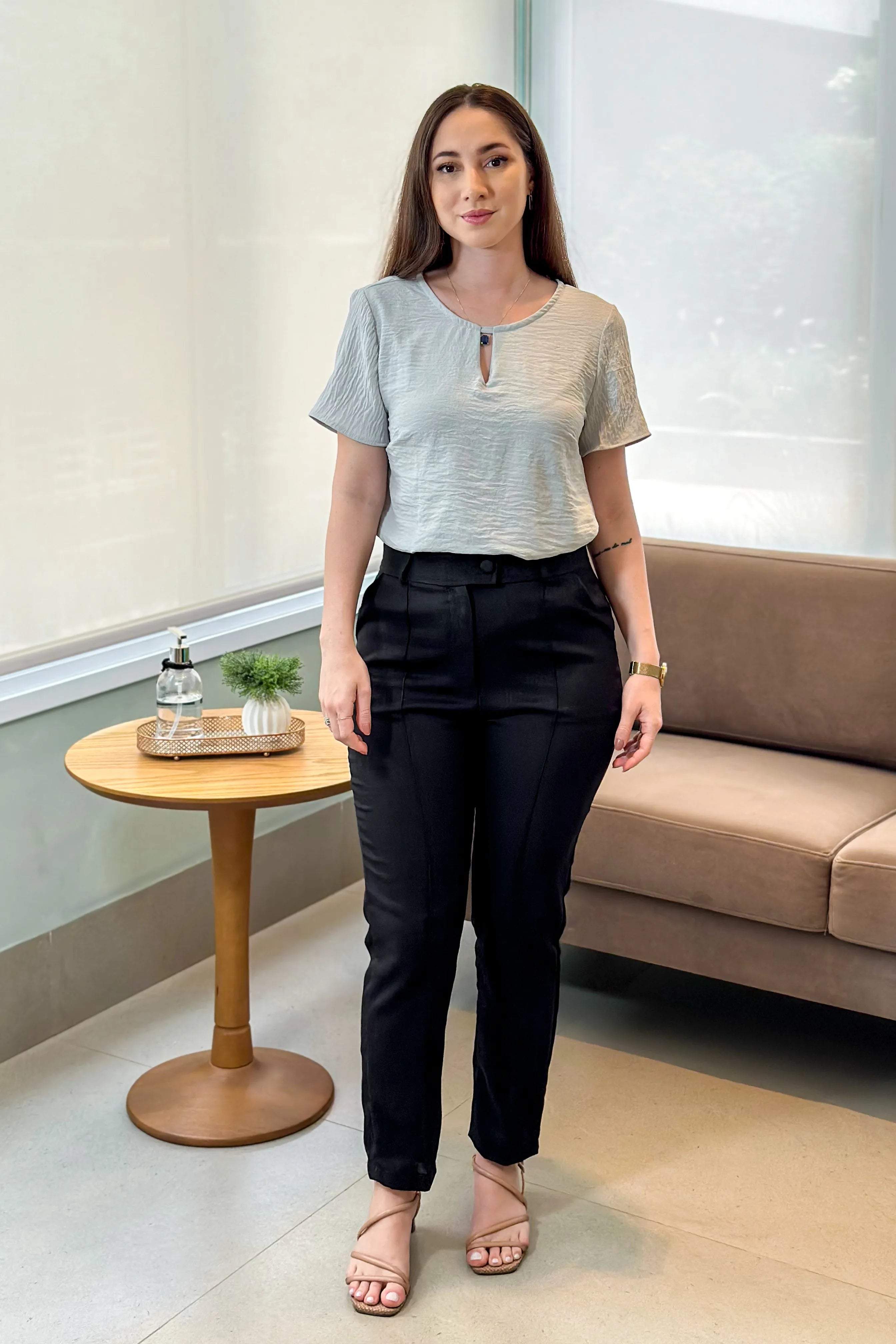 Conjunto: Blusa Manga Curta Decote Choker Silvana Cinza + Calça Detalhe Cós Assimétrico Poli-linho Amanda Preta