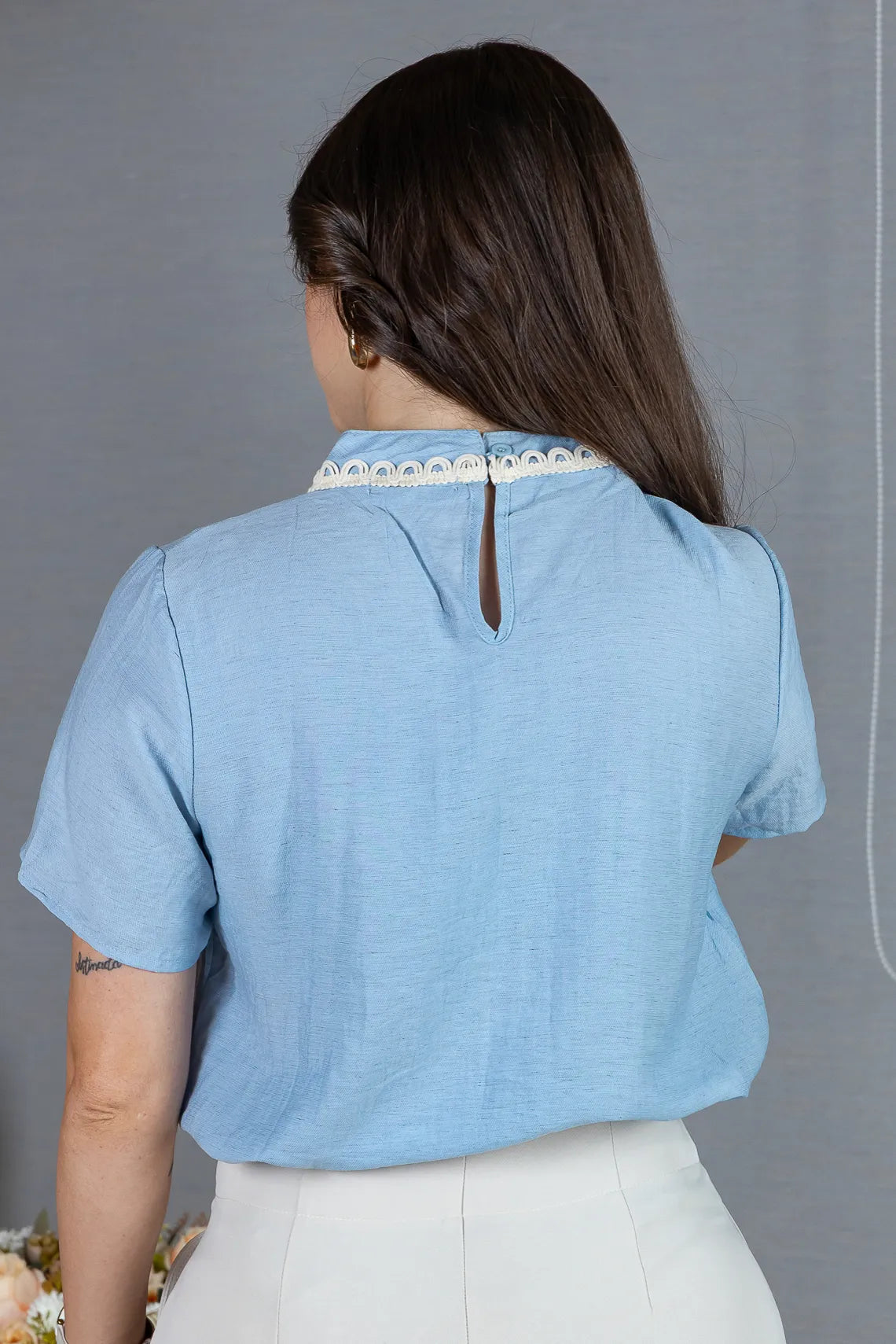 Blusa Manga Curta Visco Eco Blend com Gola Bordada Dandara Azul
