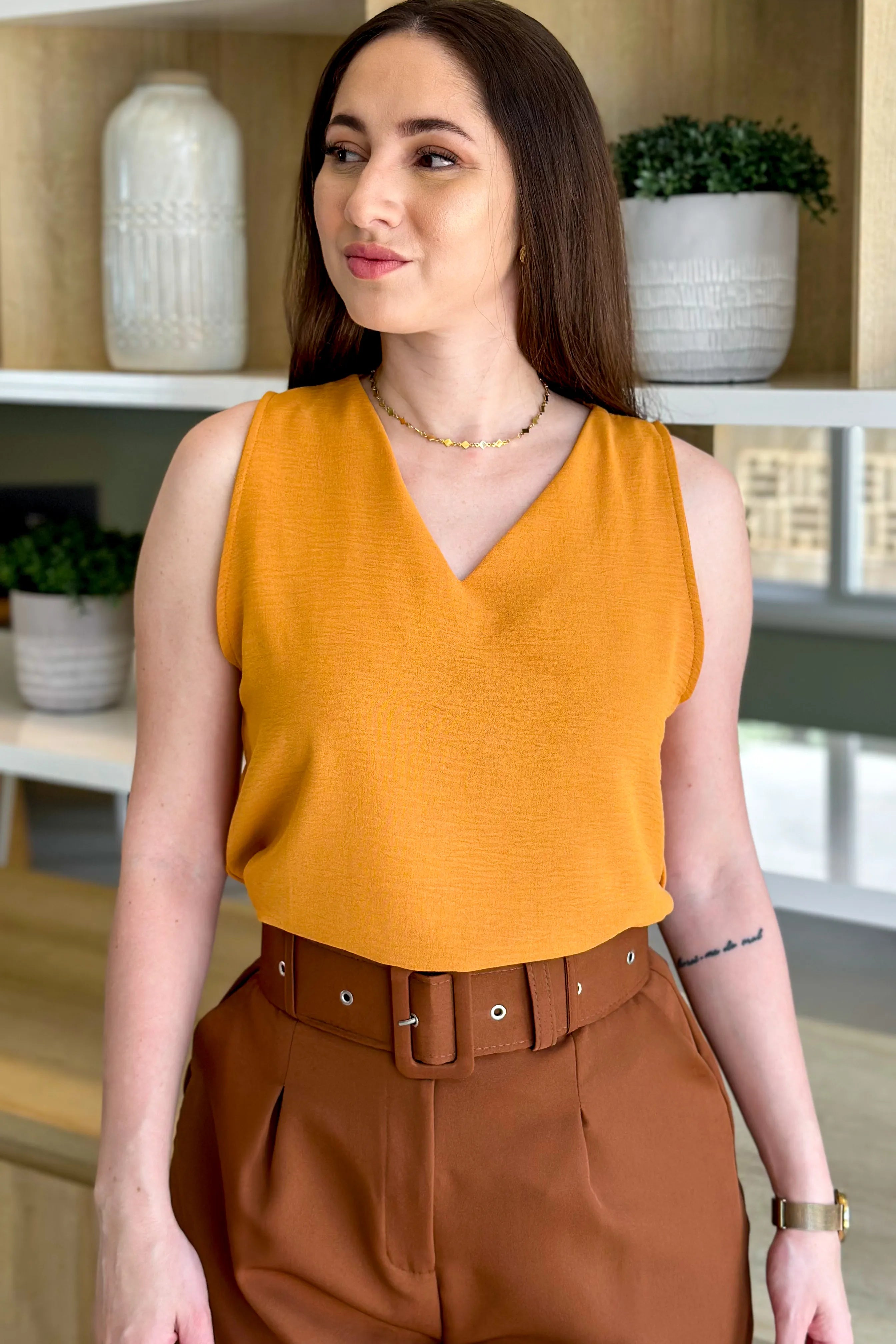 Blusa Regata Decote "V" Yasmin Mostarda