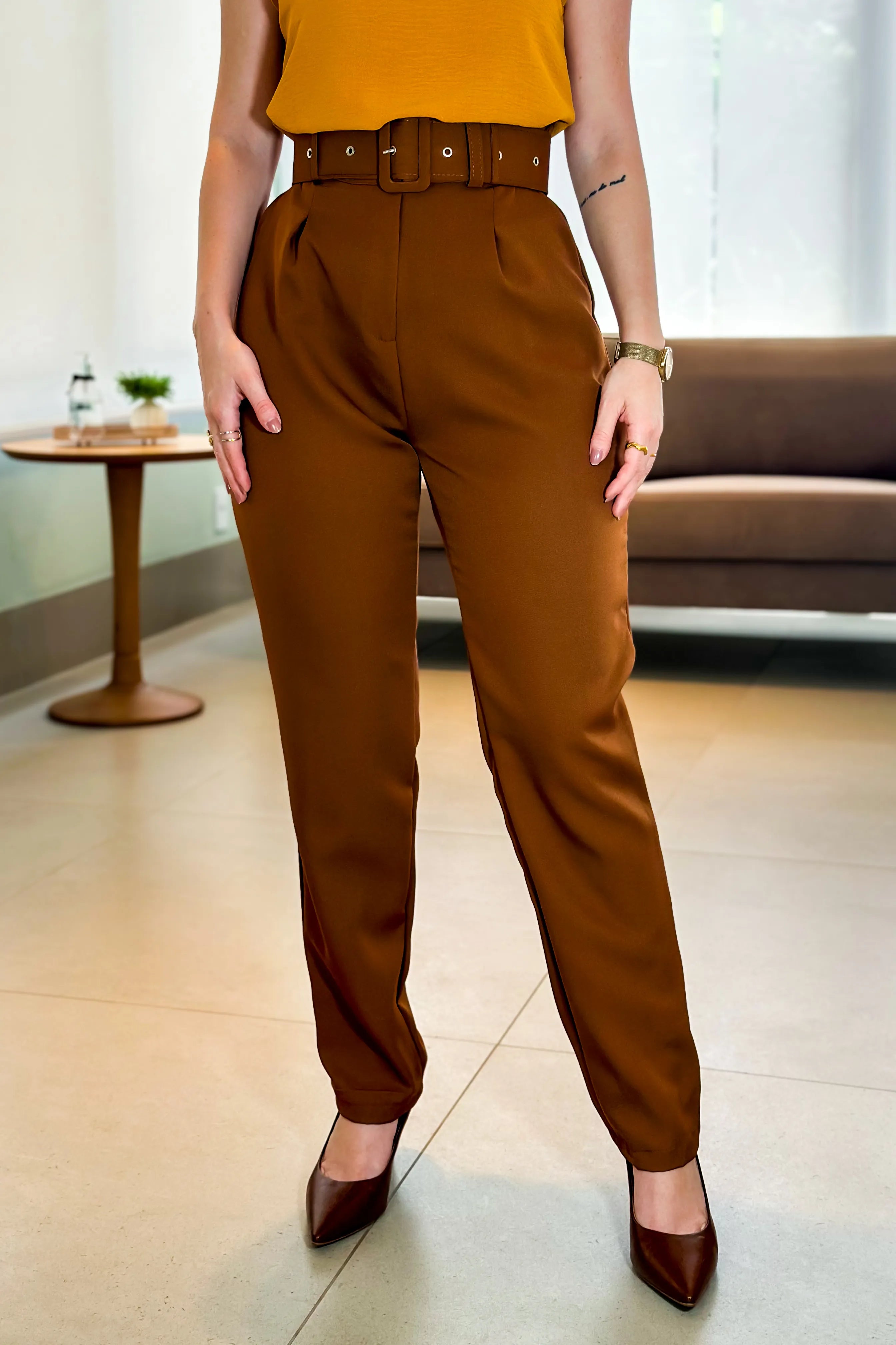 Calça Cinto Encapado Cenoura Marrom Café