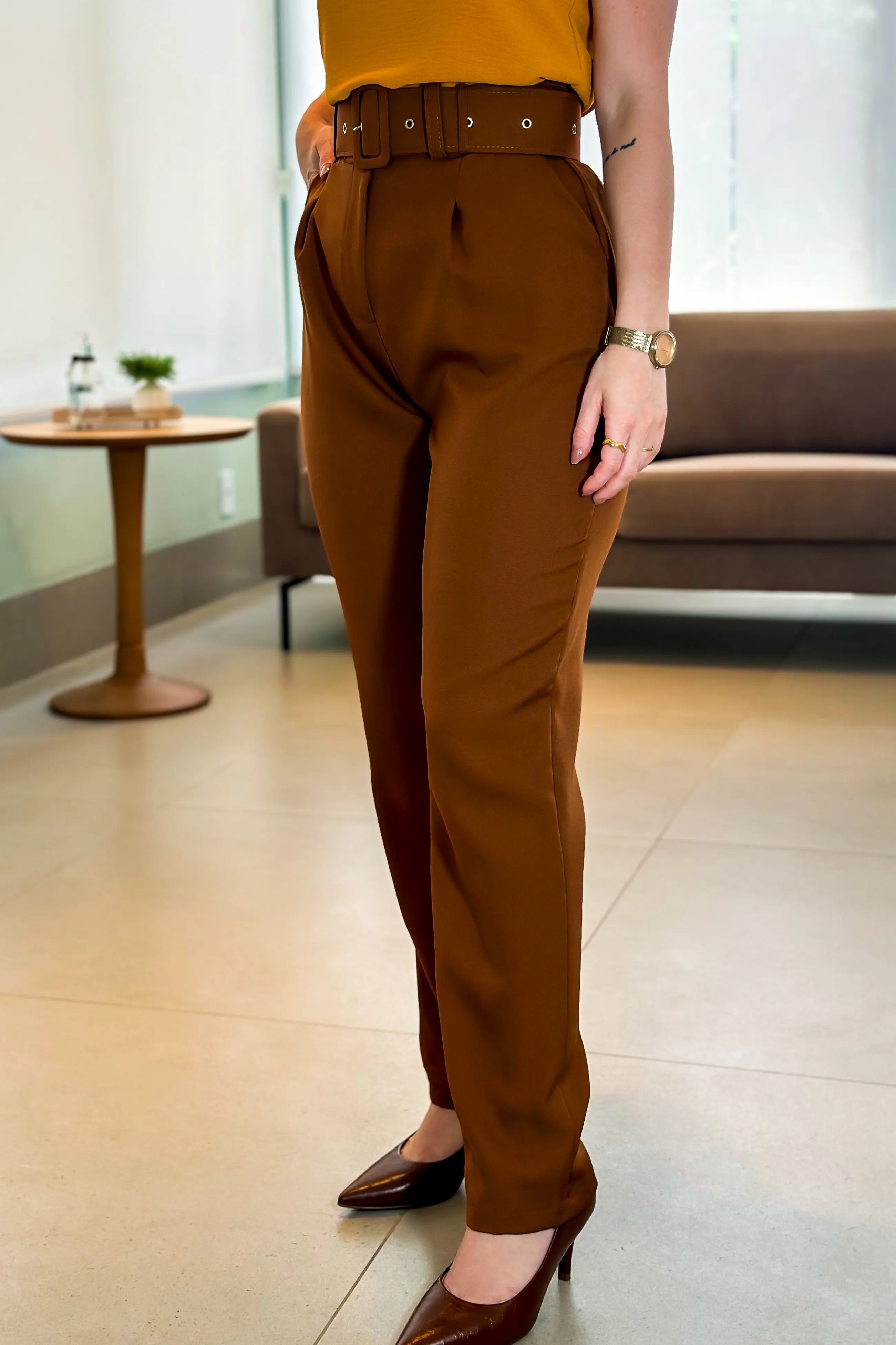Calça Cinto Encapado Cenoura Marrom Café