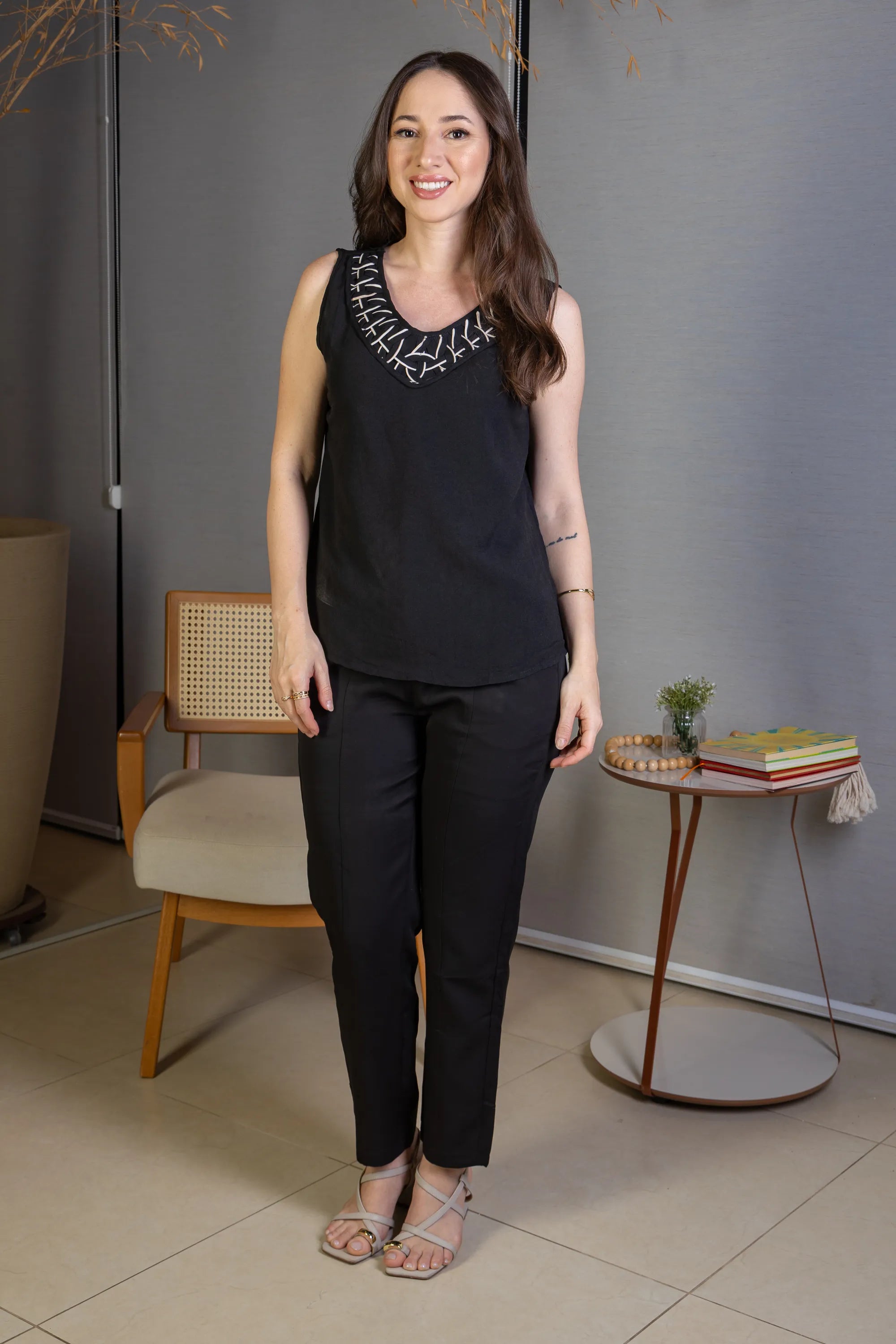 Blusa Regata Decote "V" Detalhe Trançado Em Visco Soft Liliane Preto