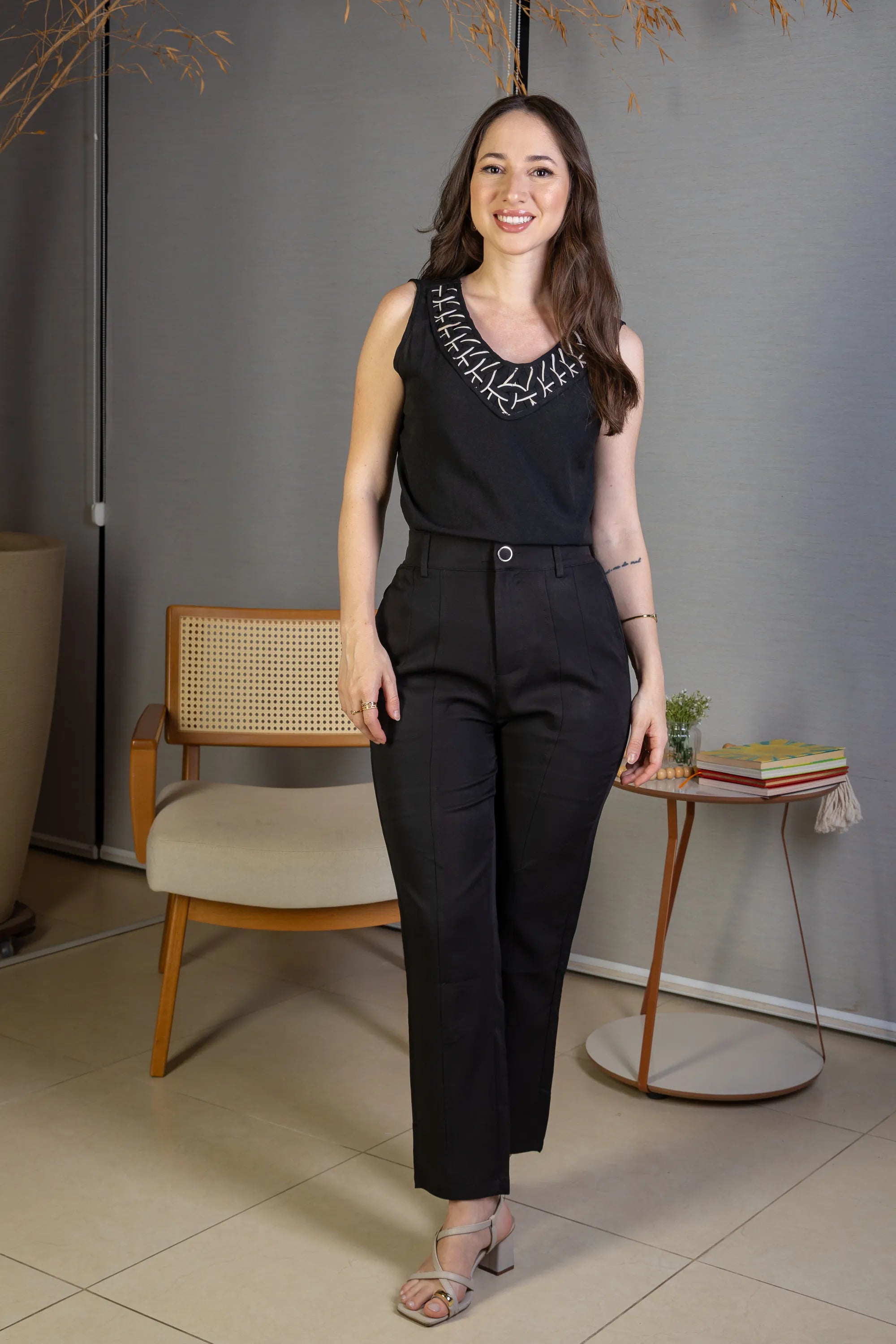 Blusa Regata Decote "V" Detalhe Trançado Em Visco Soft Liliane Preto