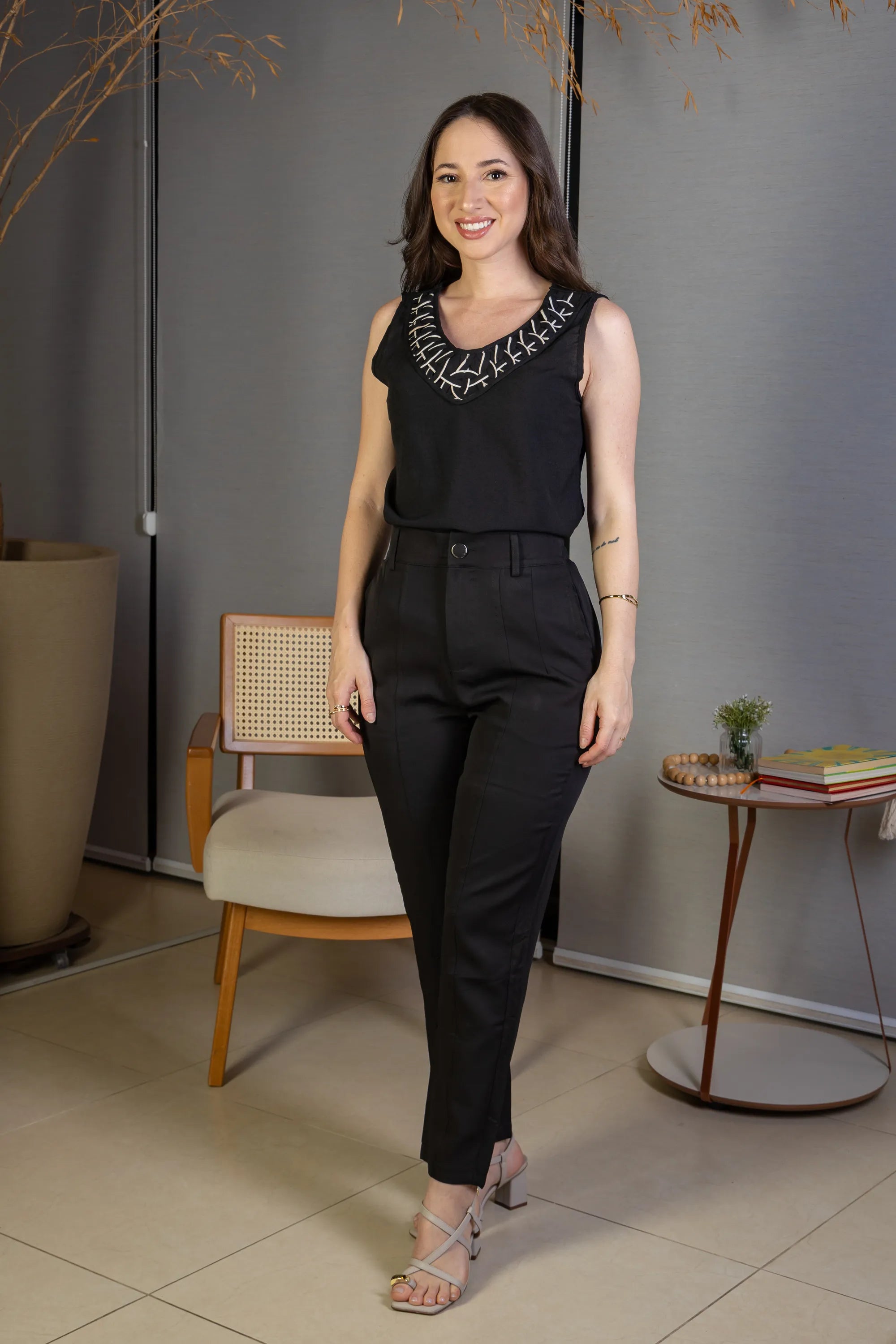 Blusa Regata Decote "V" Detalhe Trançado Em Visco Soft Liliane Preto