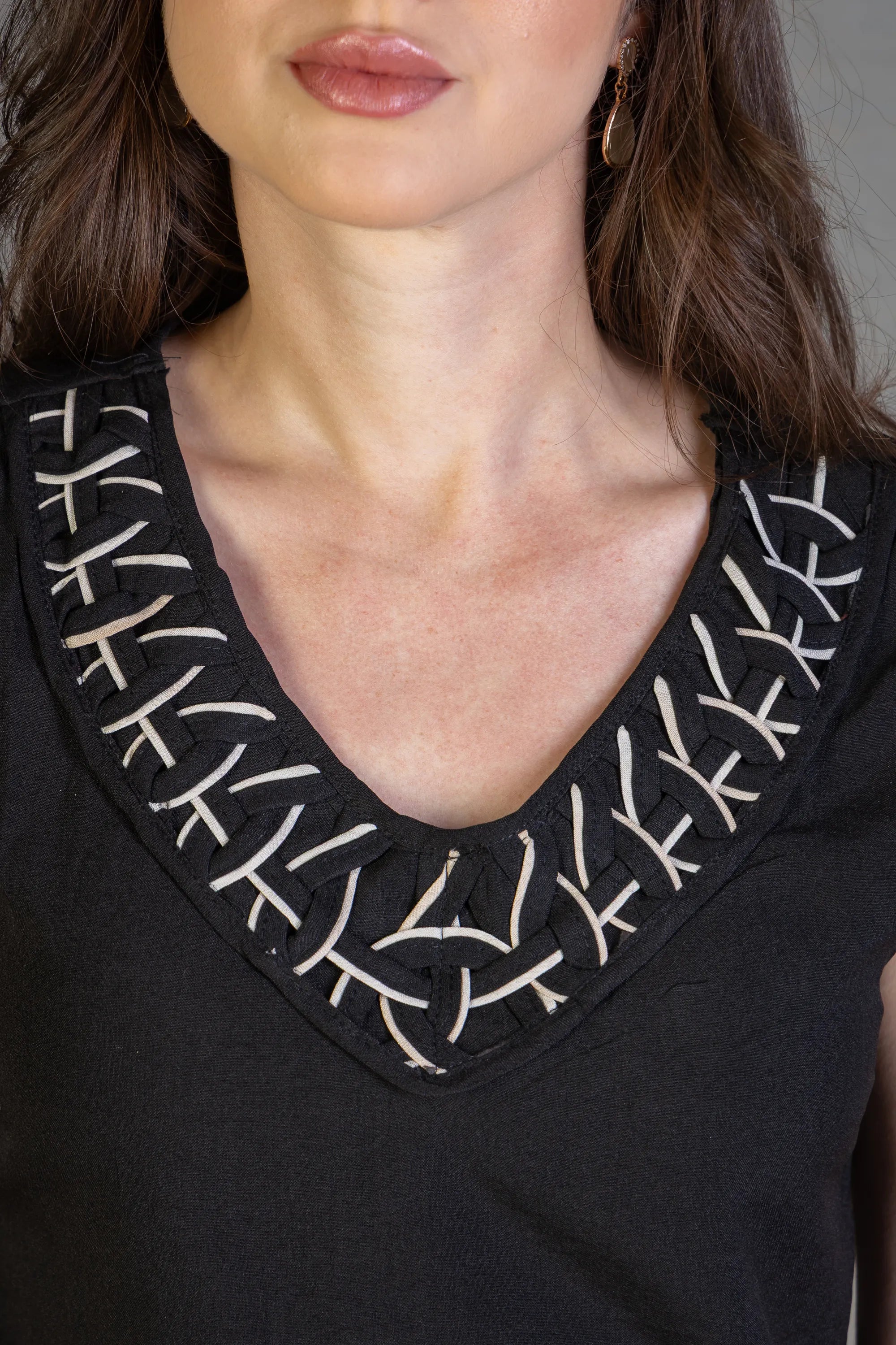 Blusa Regata Decote "V" Detalhe Trançado Em Visco Soft Liliane Preto