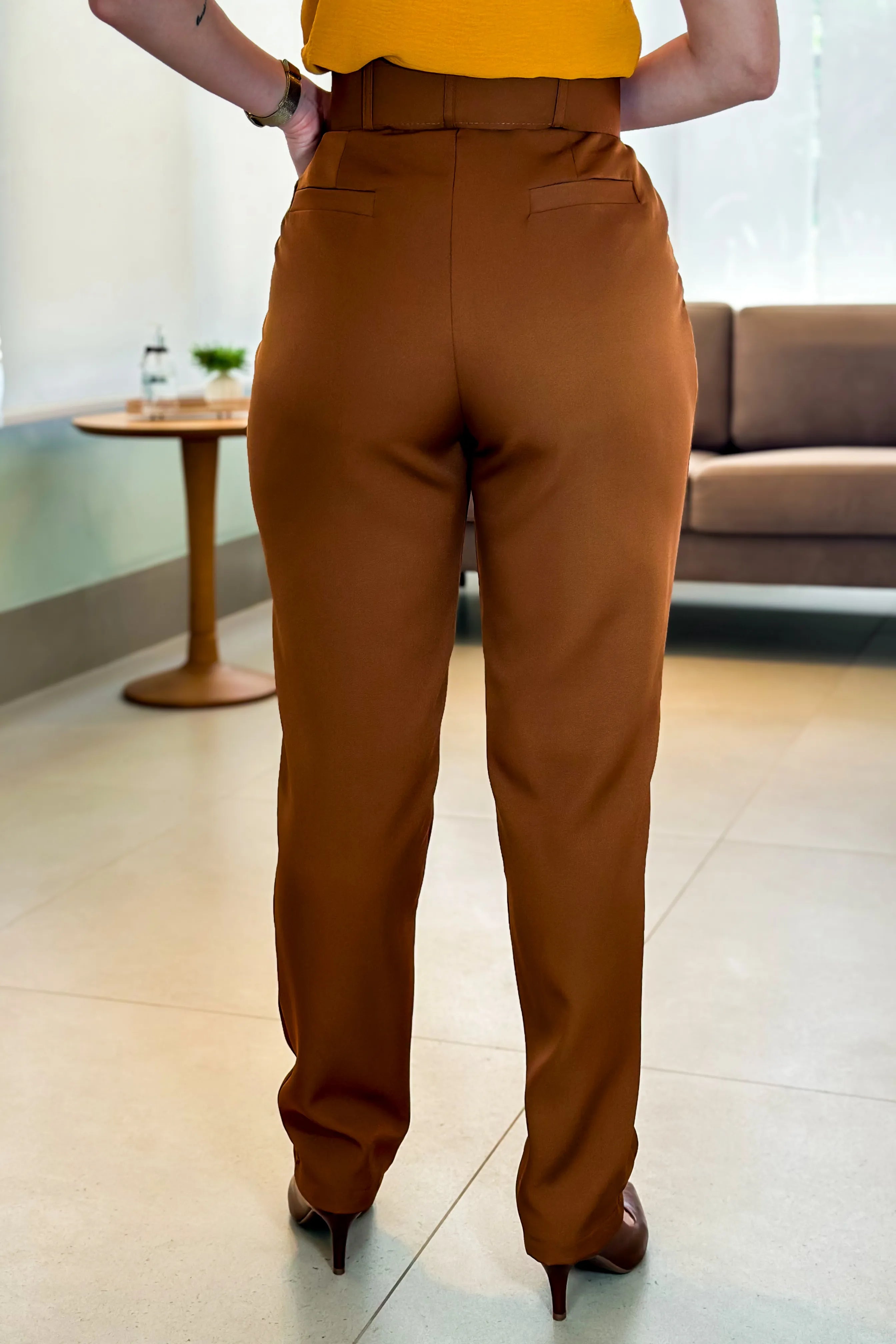 Calça Cinto Encapado Cenoura Marrom Café