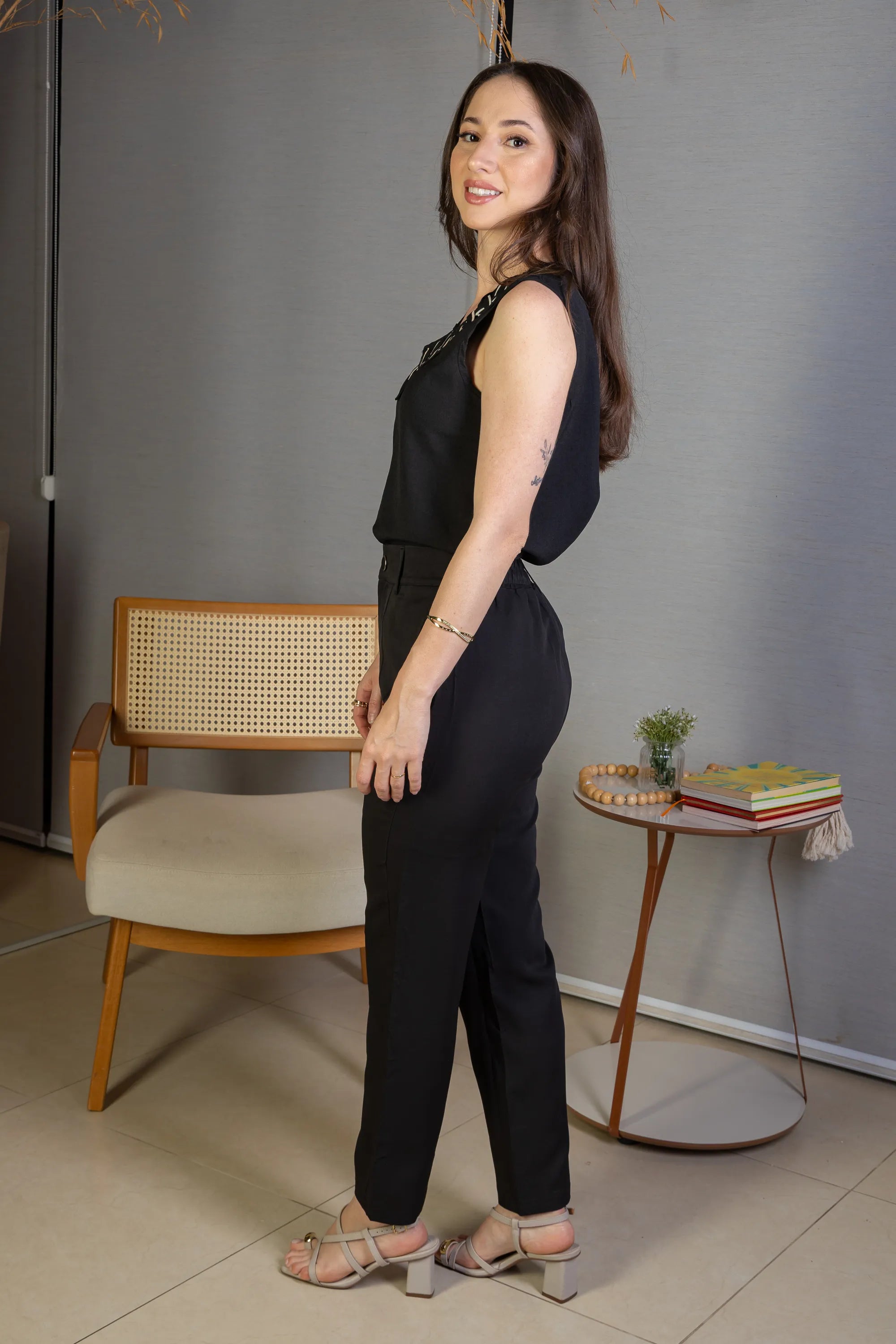 Blusa Regata Decote "V" Detalhe Trançado Em Visco Soft Liliane Preto