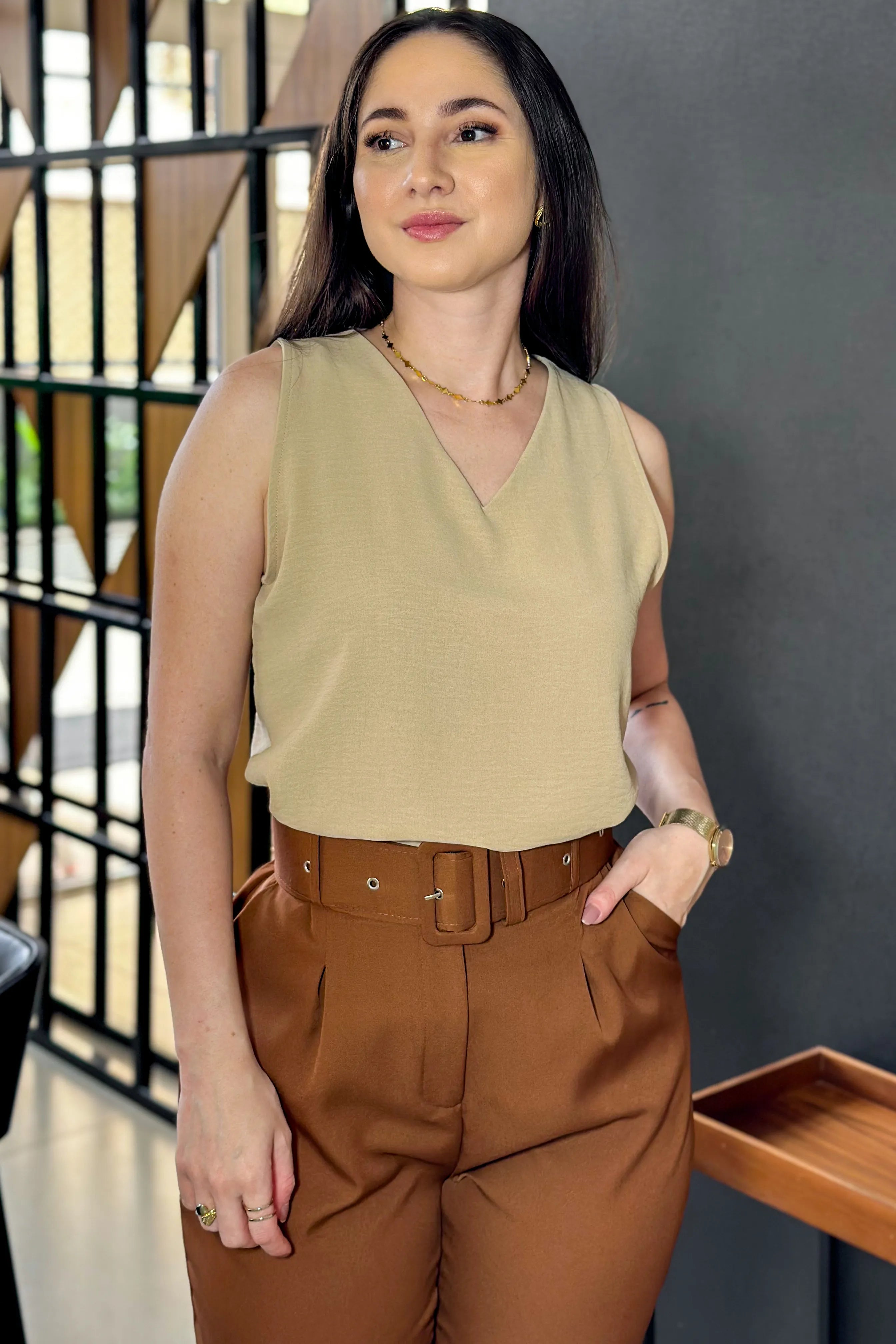 Blusa Regata Decote "V" Yasmin Bege