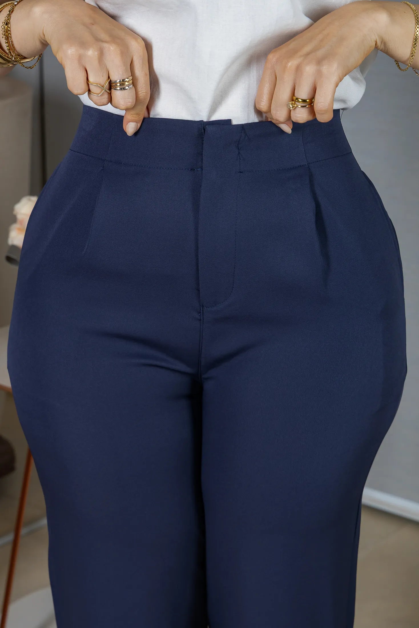 Calça Corte Reto em Alfaiataria com Detalhe em Pregas Selena Azul Marinho