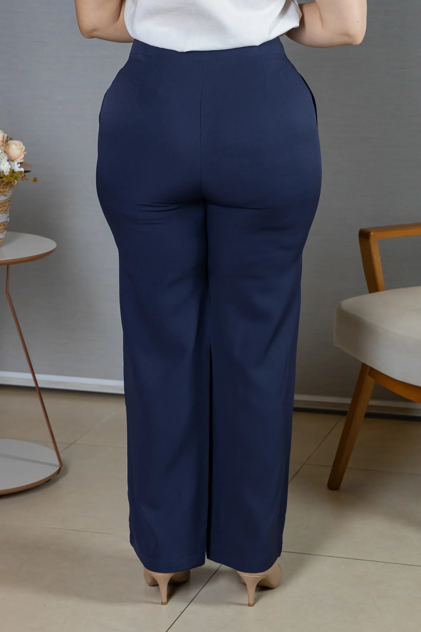 Calça Corte Reto em Alfaiataria com Detalhe em Pregas Selena Azul Marinho