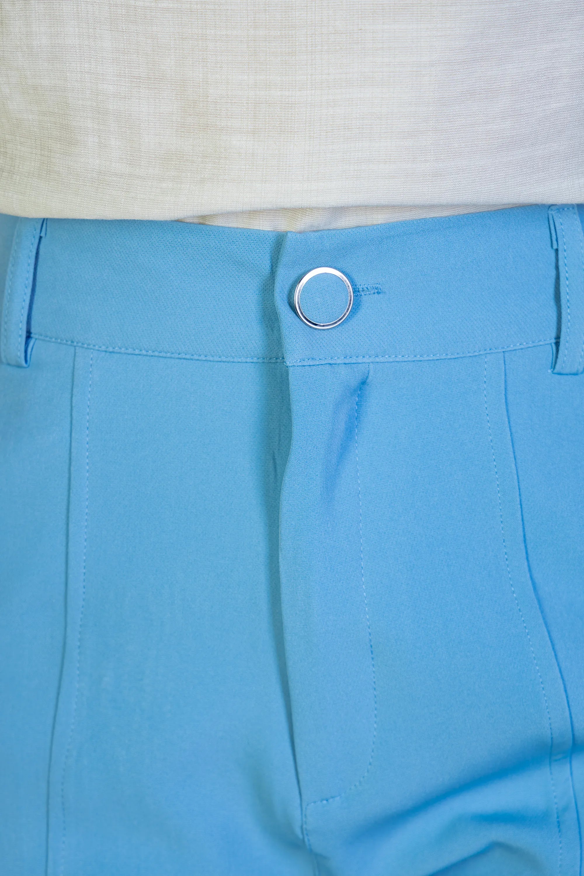 Calça Corte Reto Detalhe Botão Encapado Em Crepe Milano Maria Azul