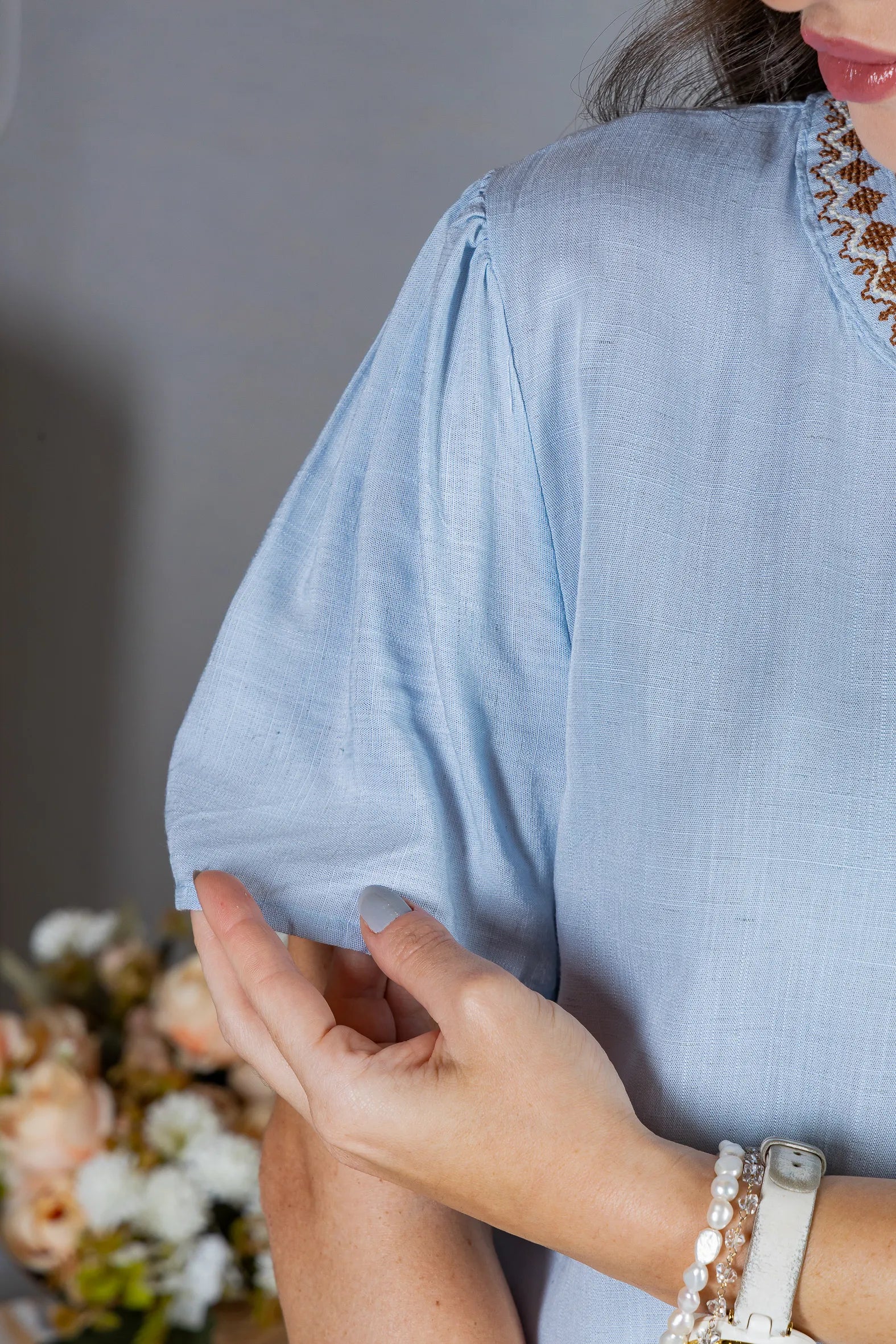 Blusa Manga Curta Detalhe Decote "V" Bordada Algodão Linho Antonella Azul