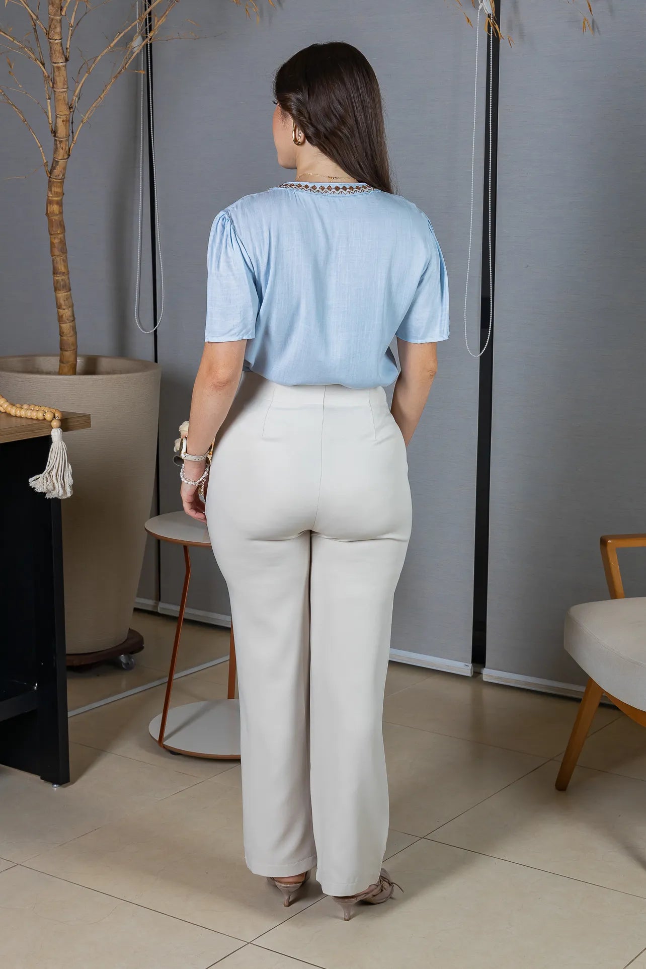 Blusa Manga Curta Detalhe Decote "V" Bordada Algodão Linho Antonella Azul