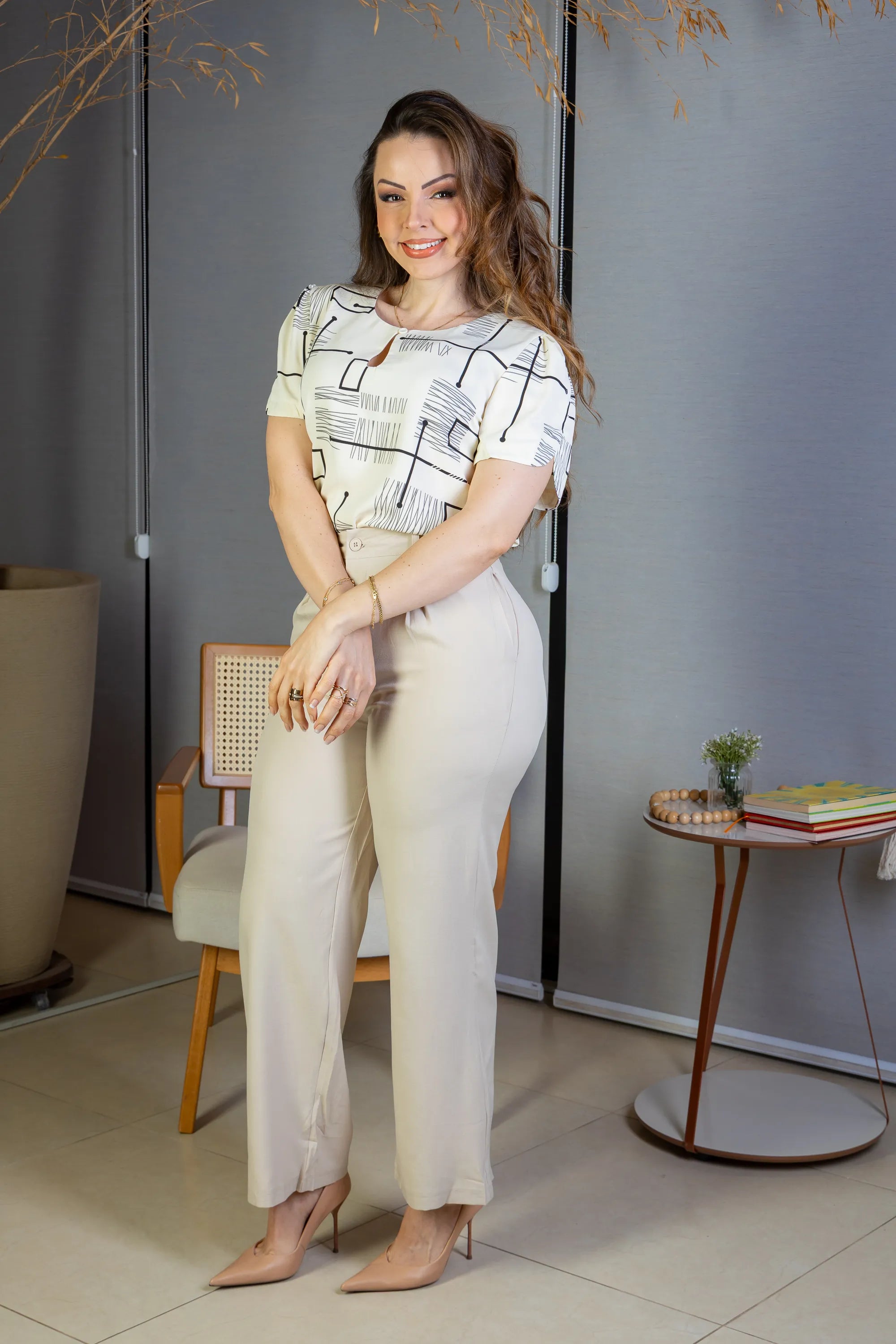 Blusa Manga Curta Colo Detalhe Botão Crepe Classic Samara Estampada Creme