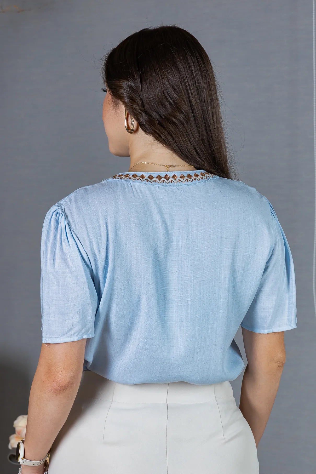 Blusa Manga Curta Detalhe Decote "V" Bordada Algodão Linho Antonella Azul