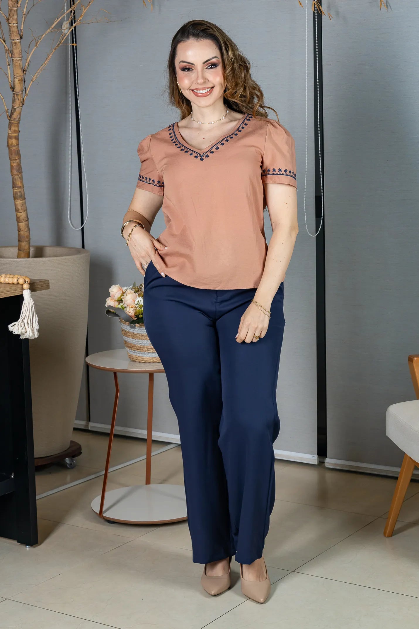Blusa Manga Curta Decote em "V" Bordado em Visco Rustic Mara Coral
