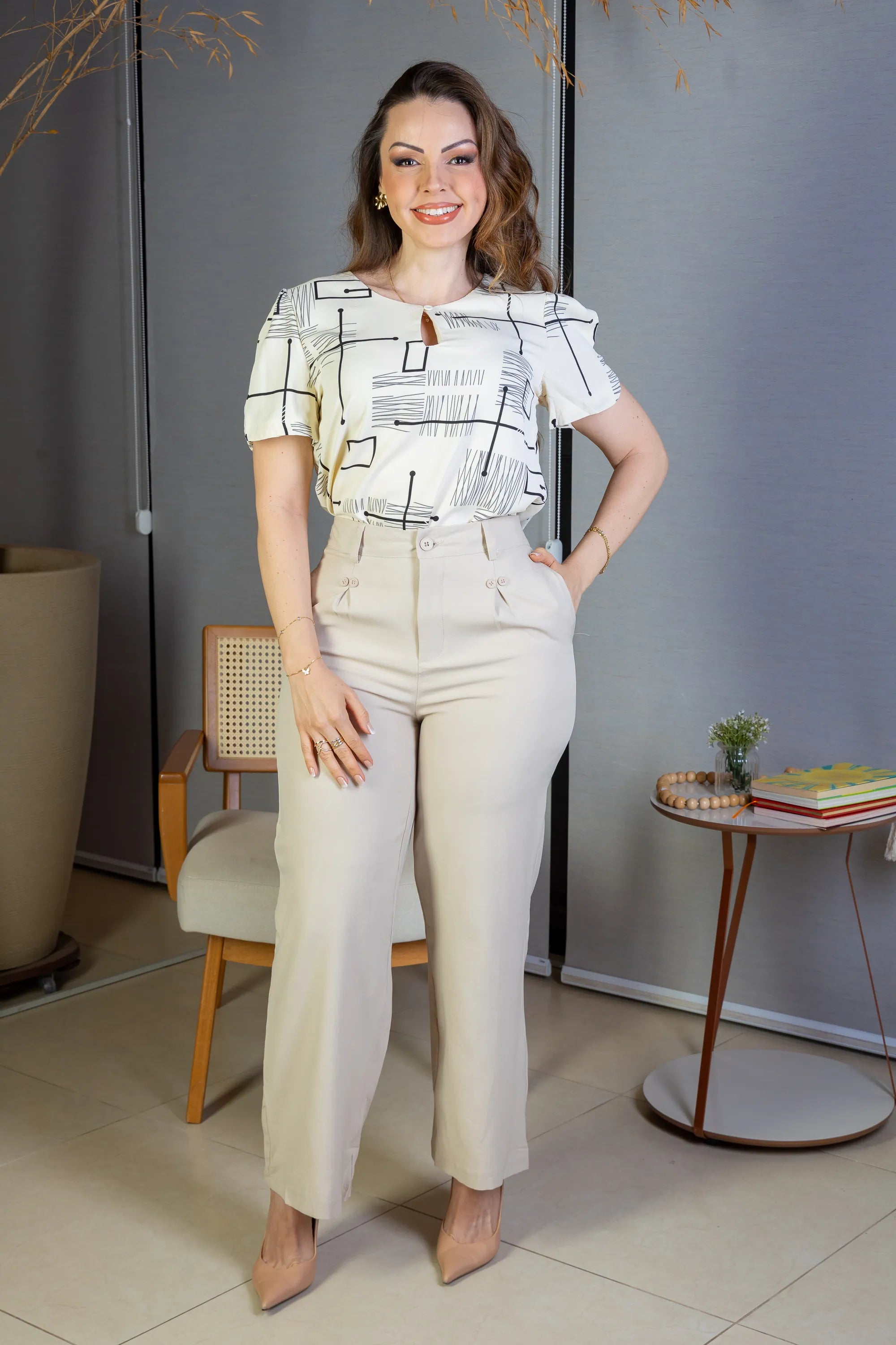 Blusa Manga Curta Colo Detalhe Botão Crepe Classic Samara Estampada Creme