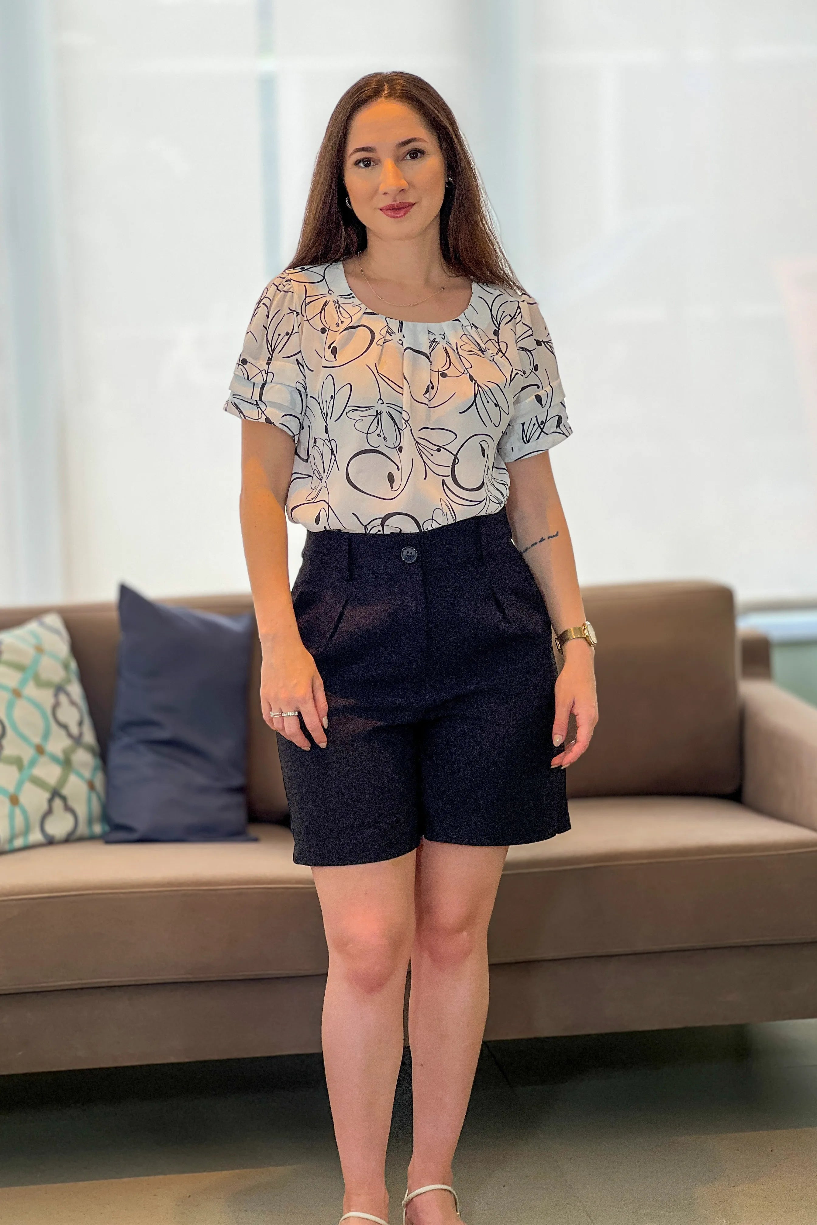 Conjunto: Blusa Manga Curta Camadas Olívia Estampada Branca + Short Em Linho Antônia Preto