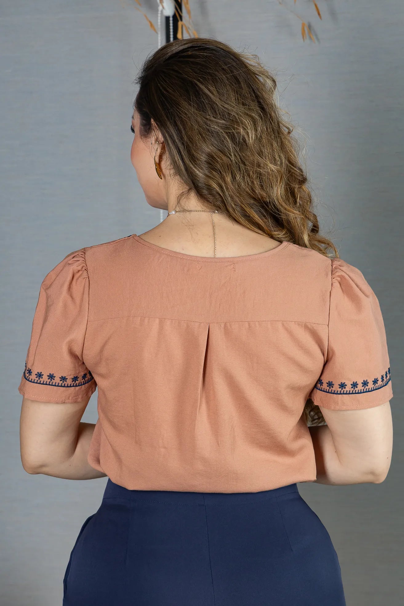 Blusa Manga Curta Decote em "V" Bordado em Visco Rustic Mara Coral