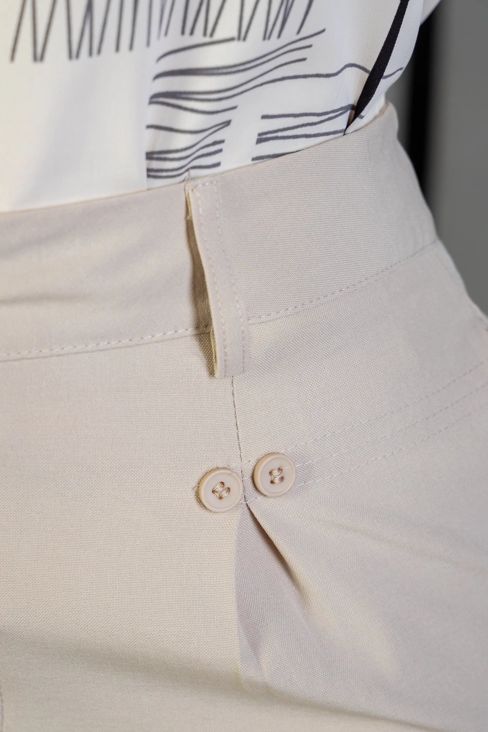 Calça Pantalona Detalhe Botões Crepe Alfaiataria Larissa Bege